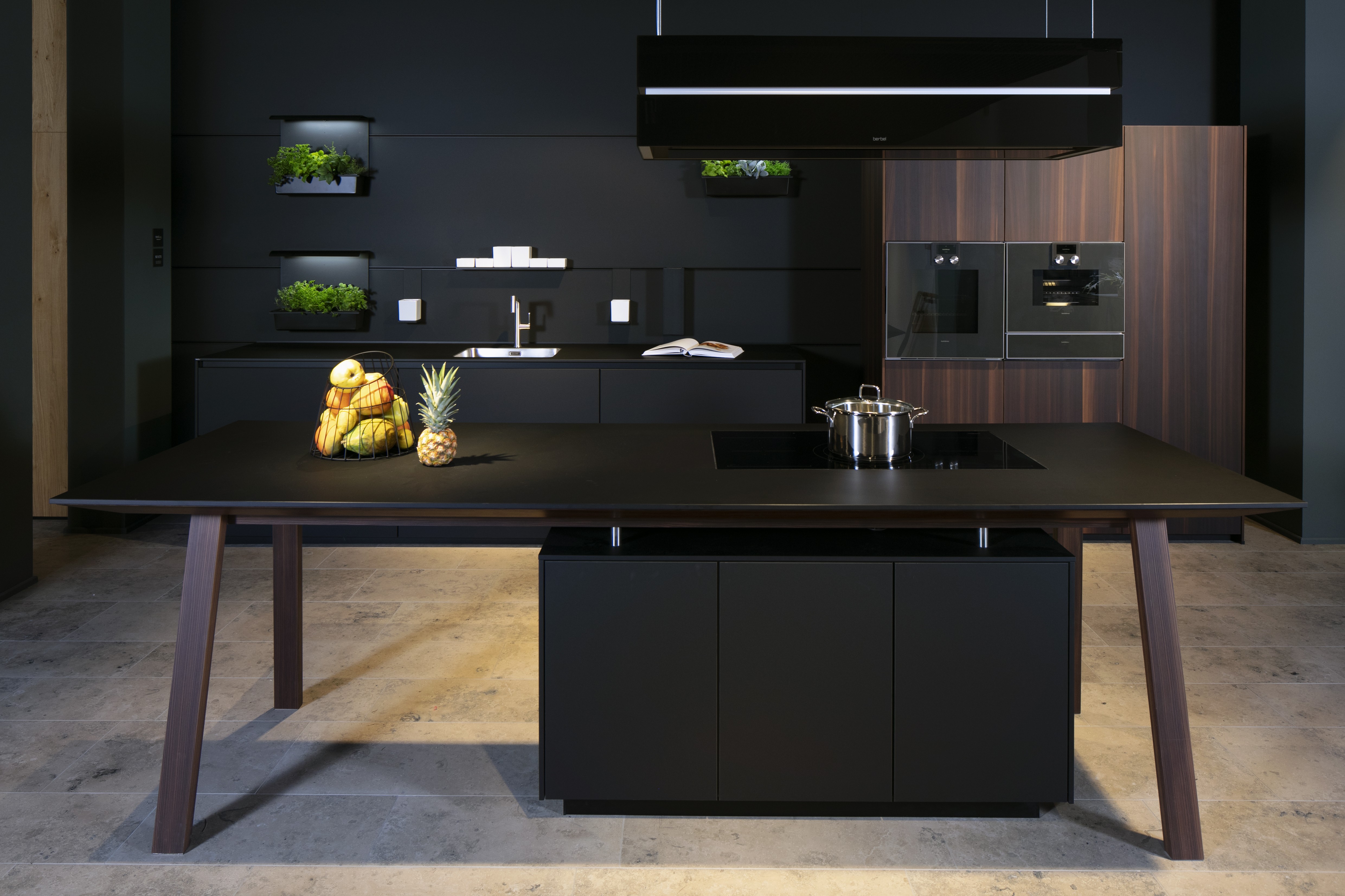 Next125-Küche in Onyxschwarz mit Lärche-Echtholz-Fronten - Gesamtansicht