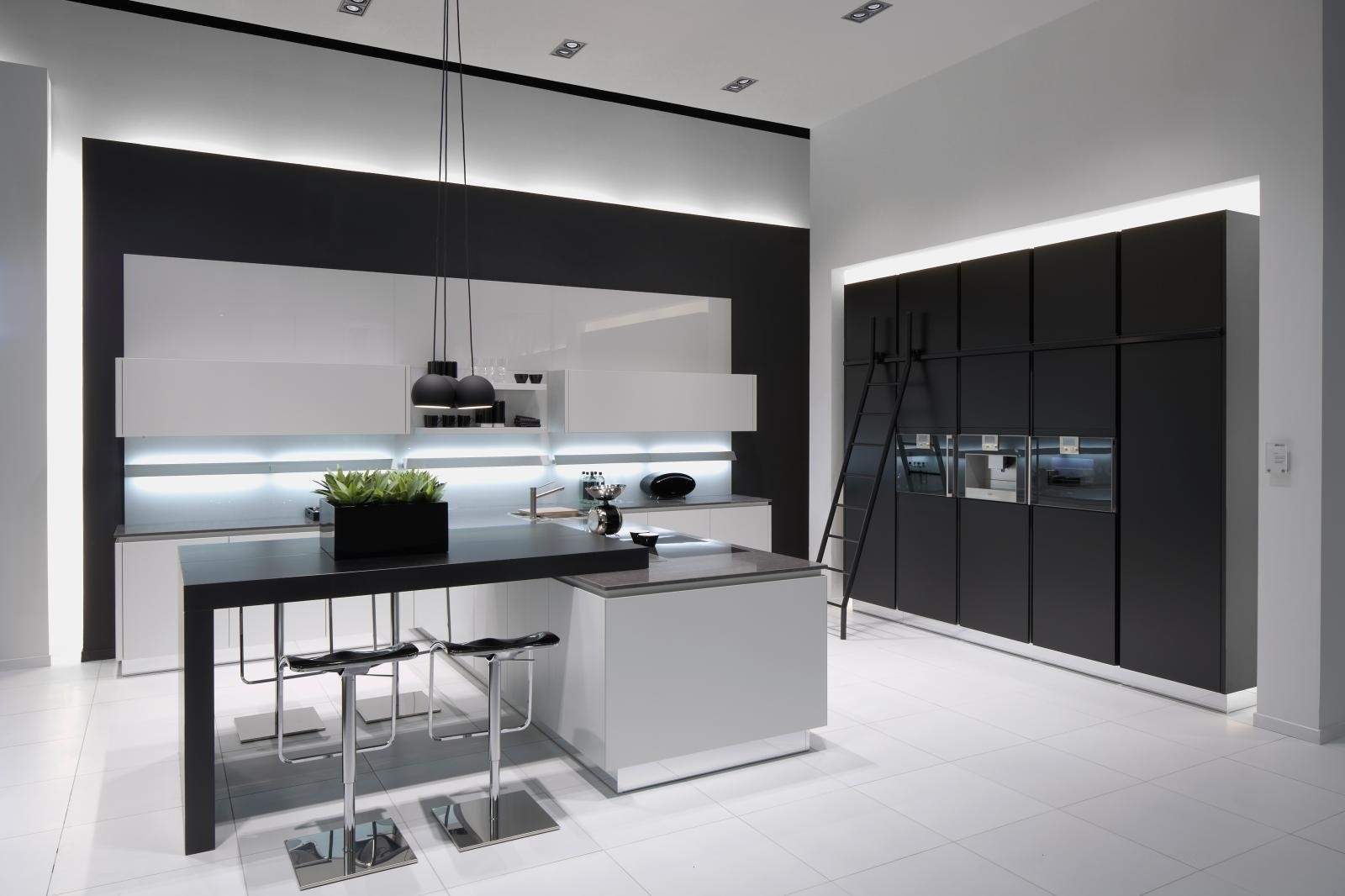 Weiße Küche in Kombination mit schwarzen Elementen und schwarzen Stühlen
