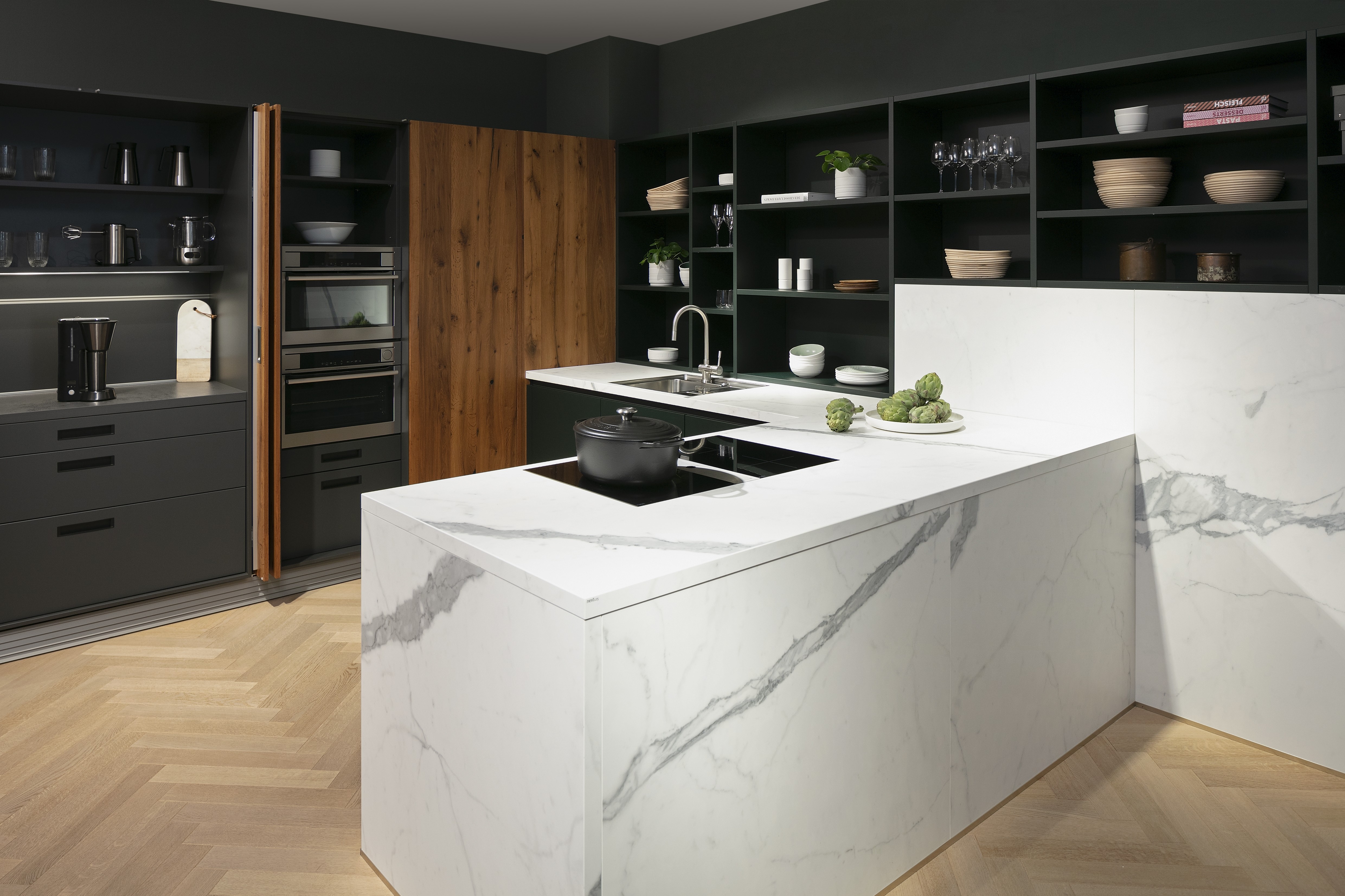 NEXT125-Küche mit Carrara-Marmor-Dekor mit Jaguargrün und Alteiche - Gesamtansicht