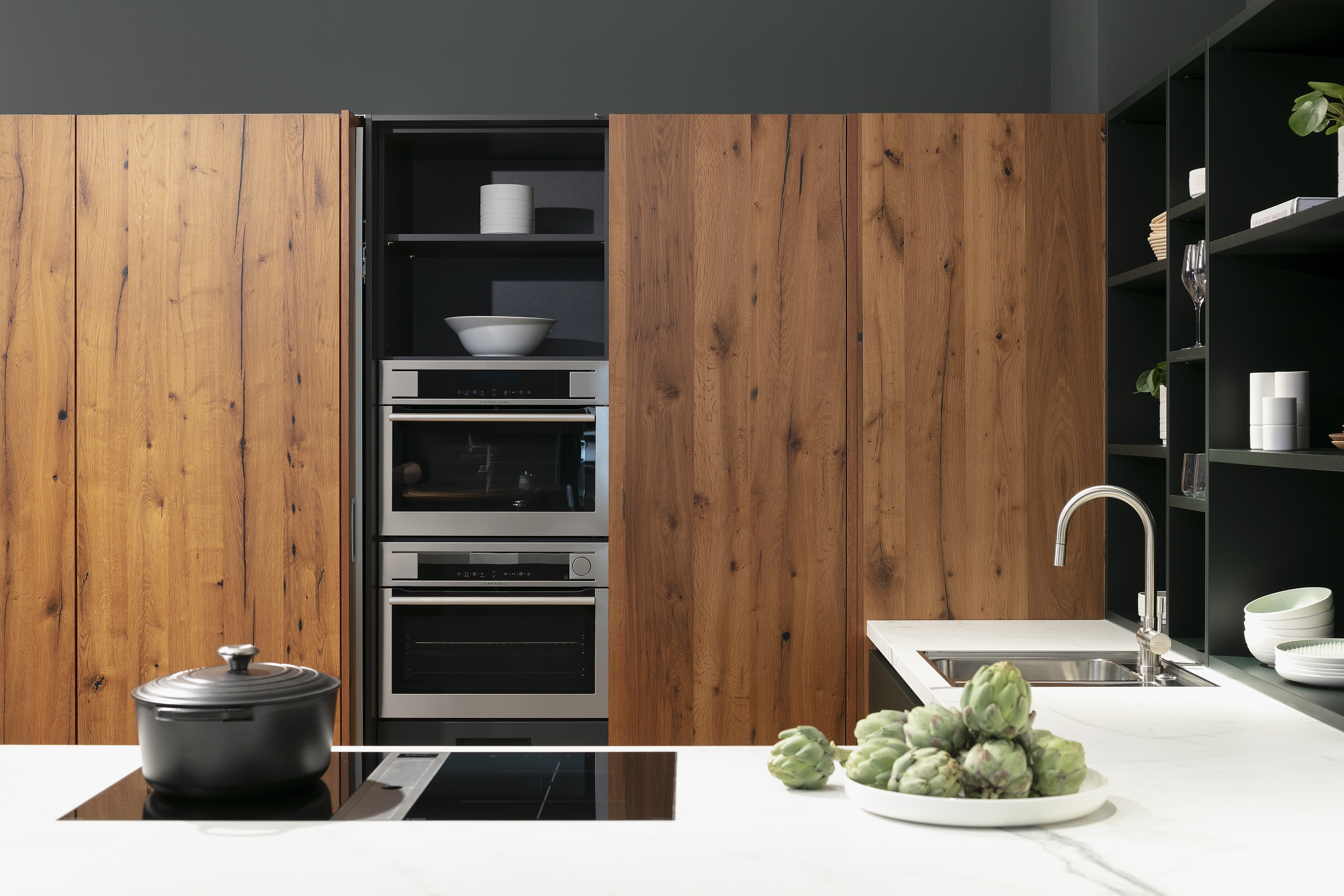 NEXT125-Küche mit Carrara-Marmor-Dekor mit Jaguargrün und Alteiche - Teileinsicht in den Schrank