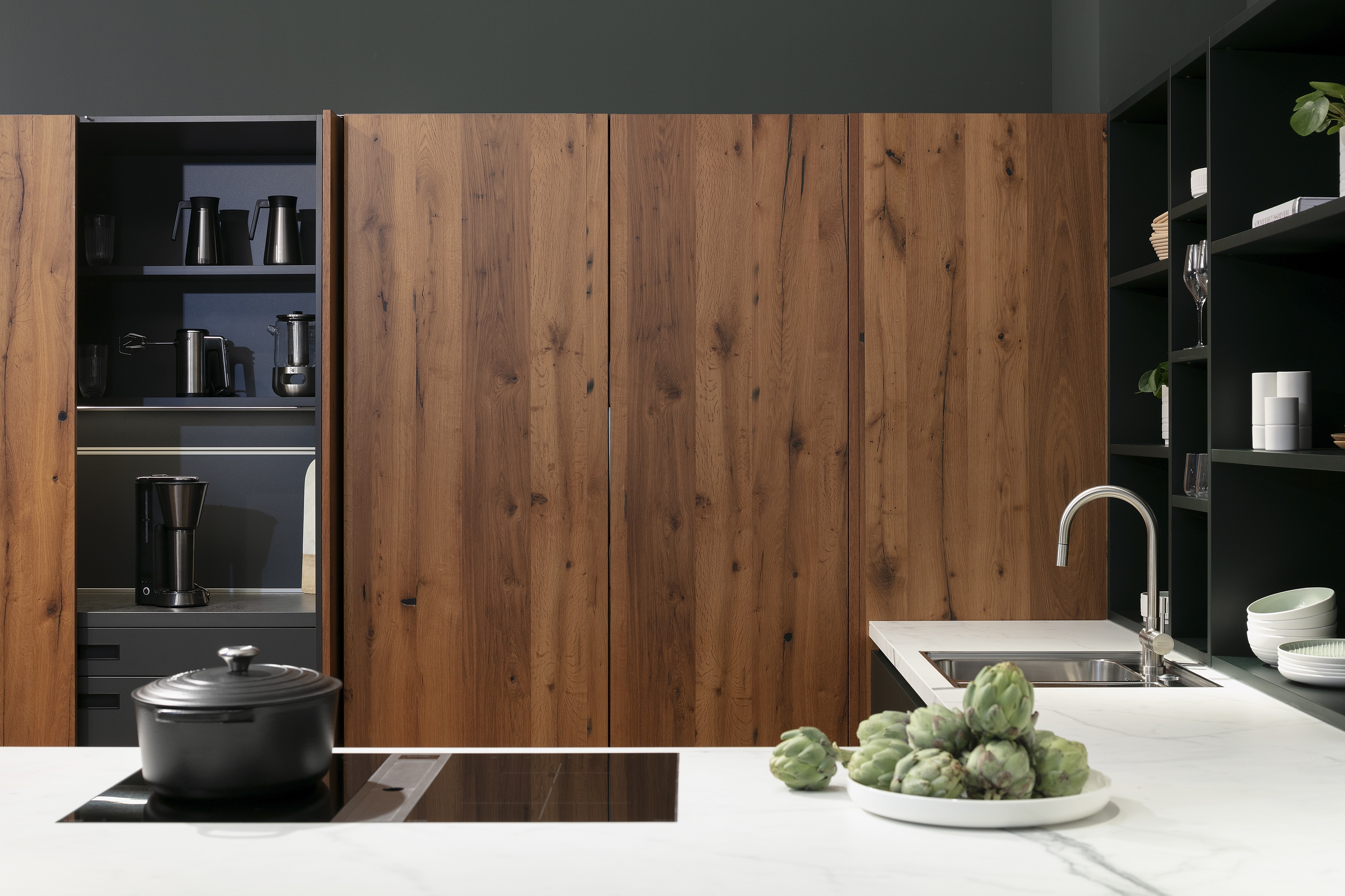 NEXT125-Küche mit Carrara-Marmor-Dekor mit Jaguargrün und Alteiche