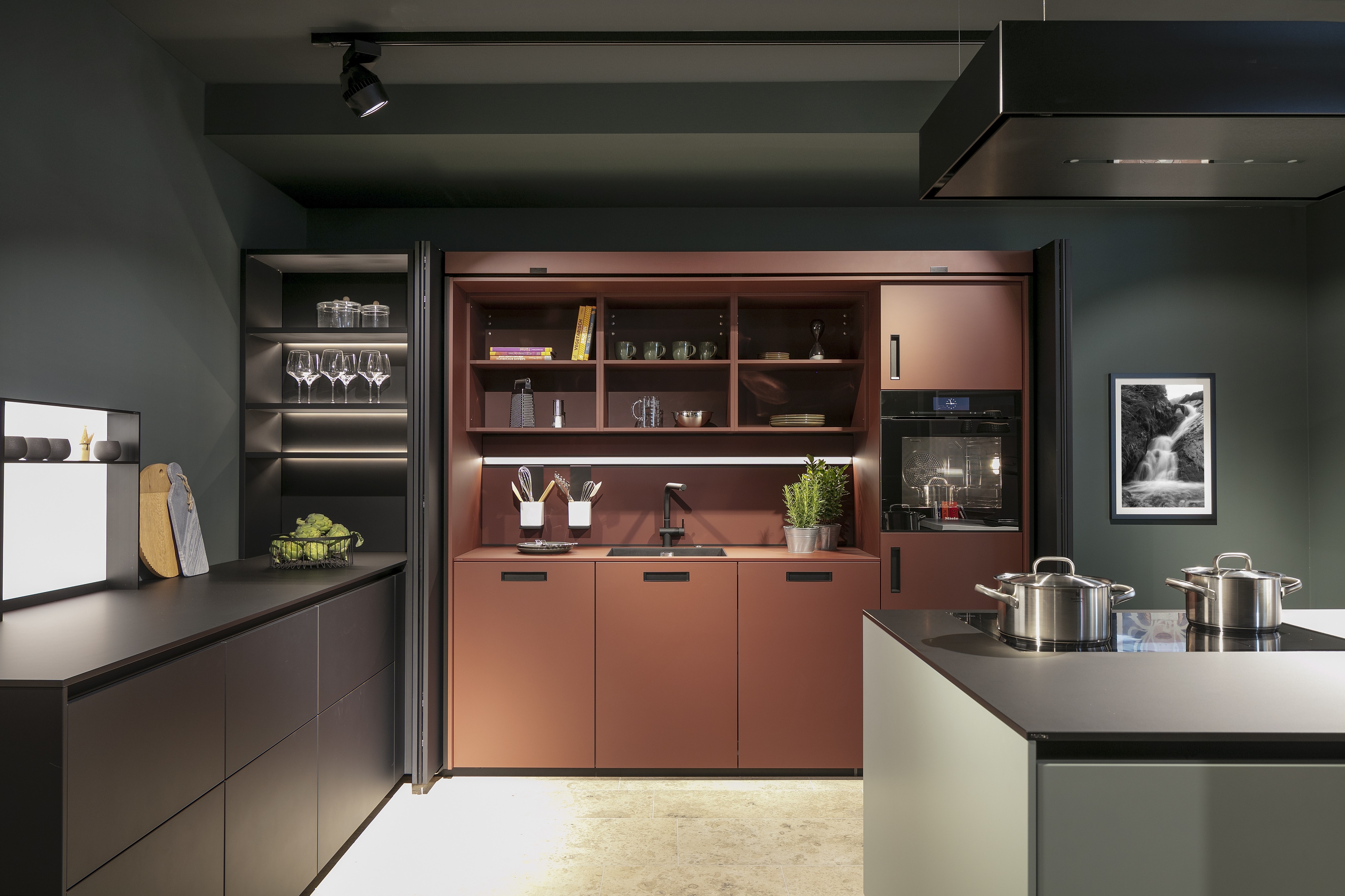 Next125-Küche in Indischrot mit Onyxschwarz