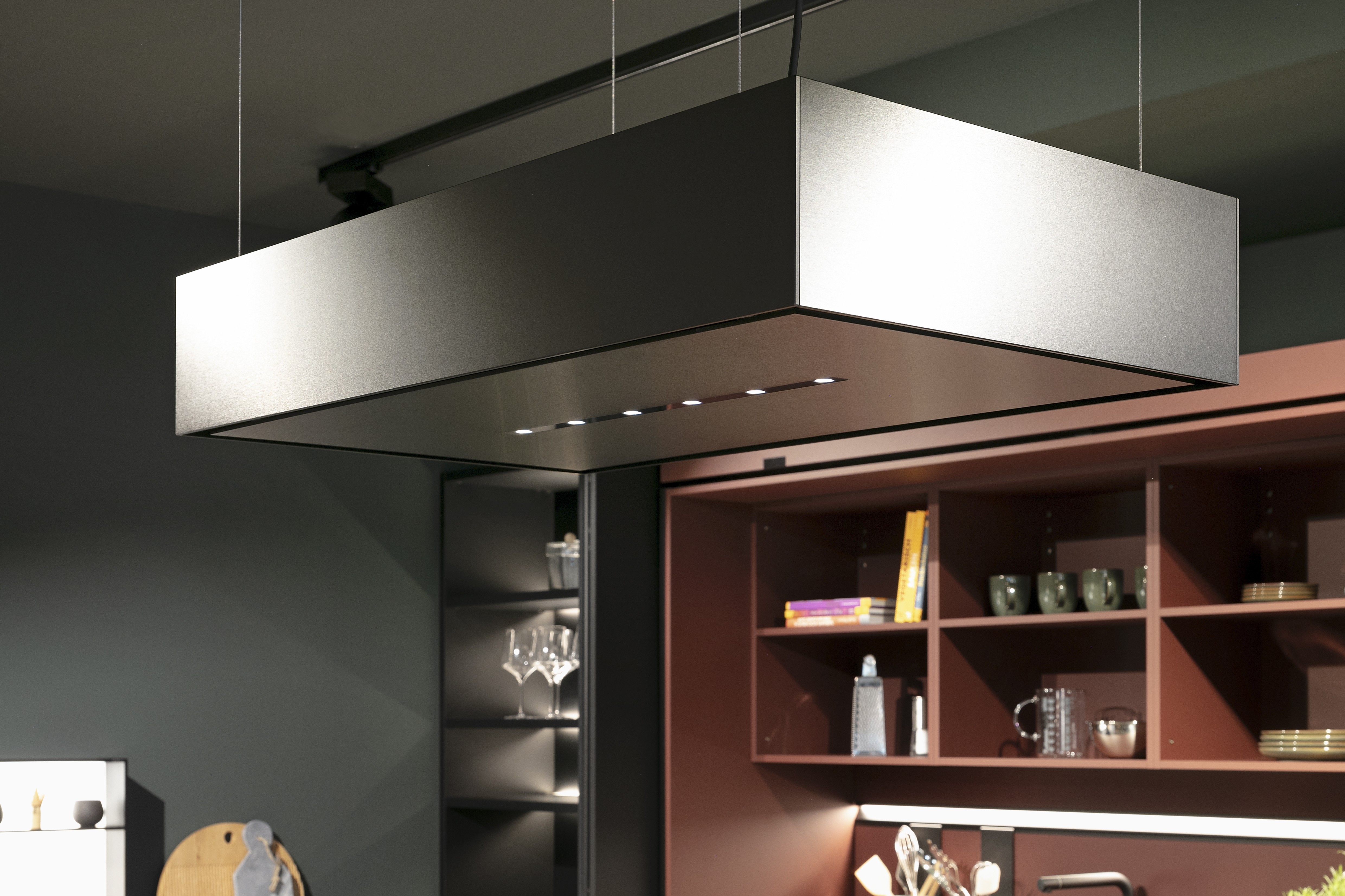 Next125-Küche in Indischrot mit Dunstabzugshaube