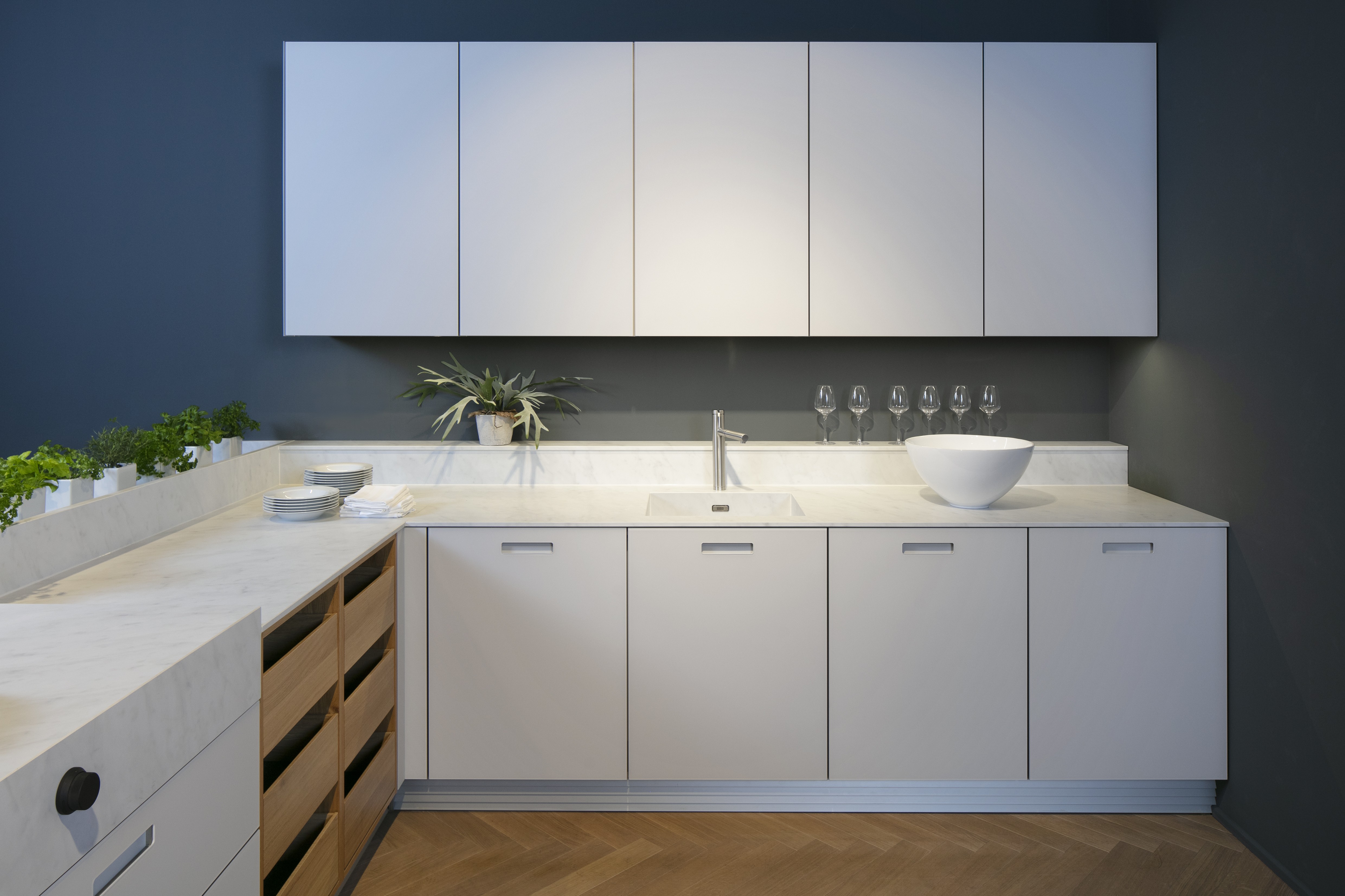 Next125-Küche in Kristallweißgrau mit Marmor-Arbeitsplatte