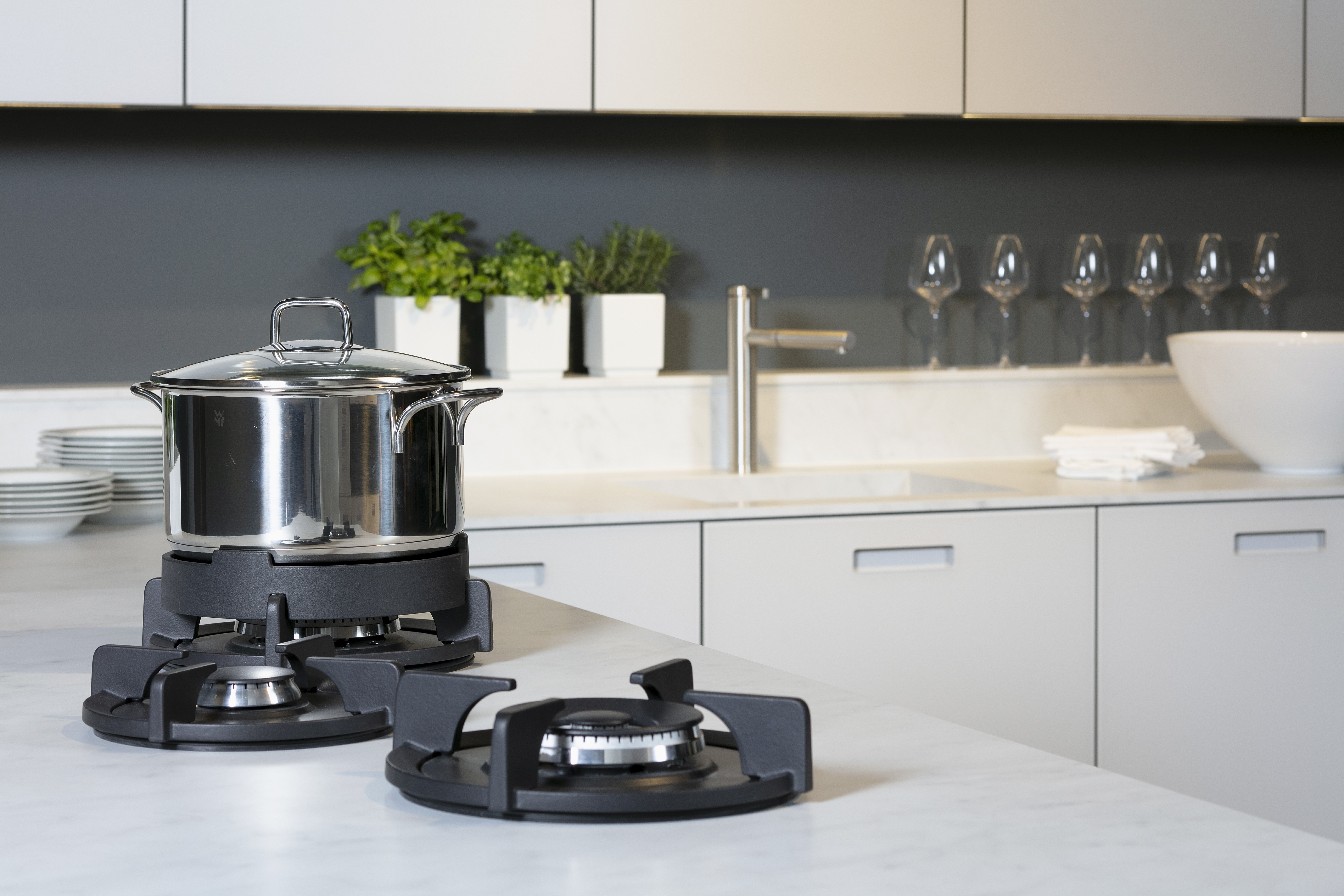 Next125-Küche in Kristallweißgrau mit Marmor-Arbeitsplatte - Teilansicht