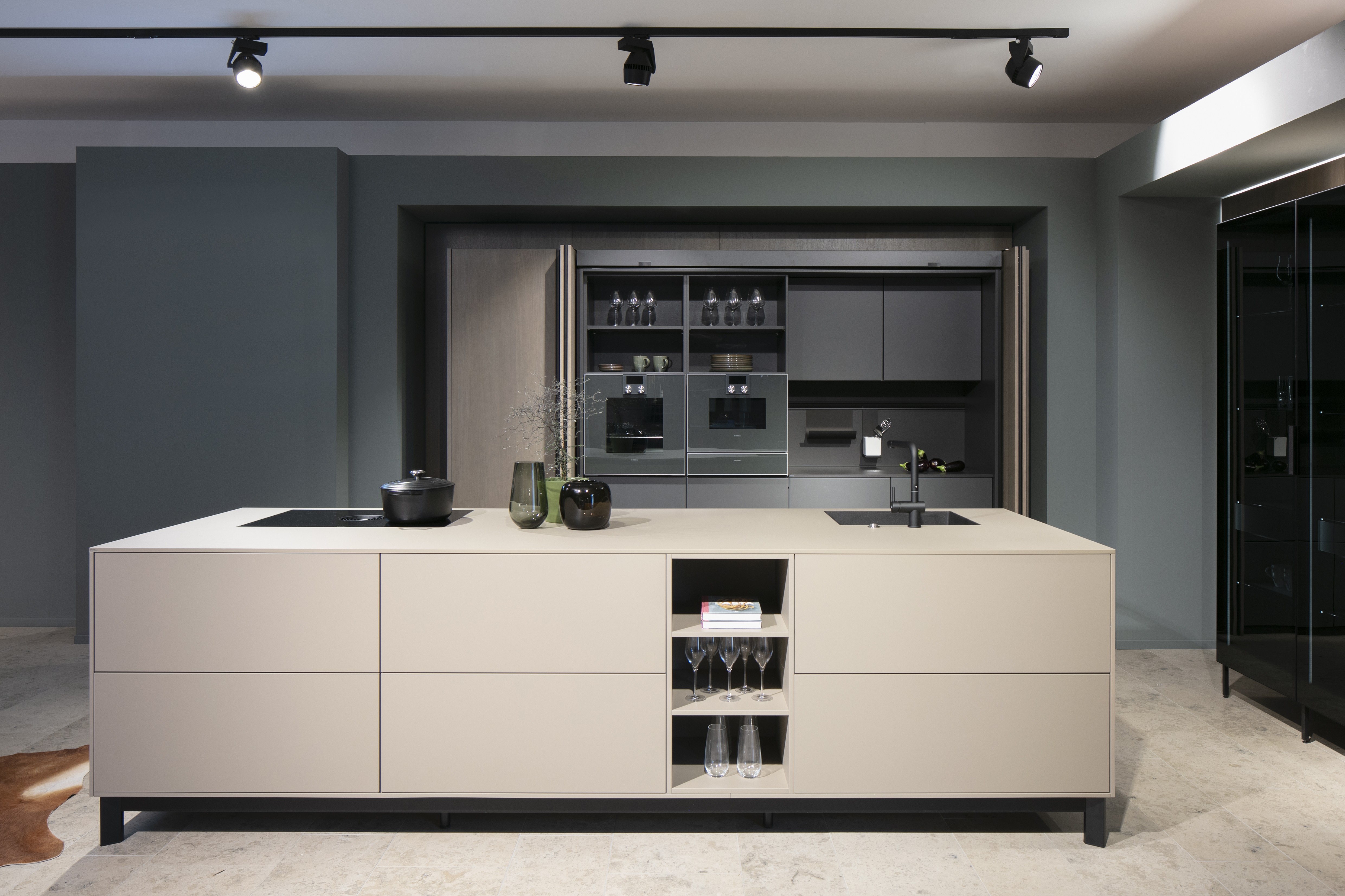 Next125-Küche in Sharabeige mit Schiebetüren mit Kücheninsel