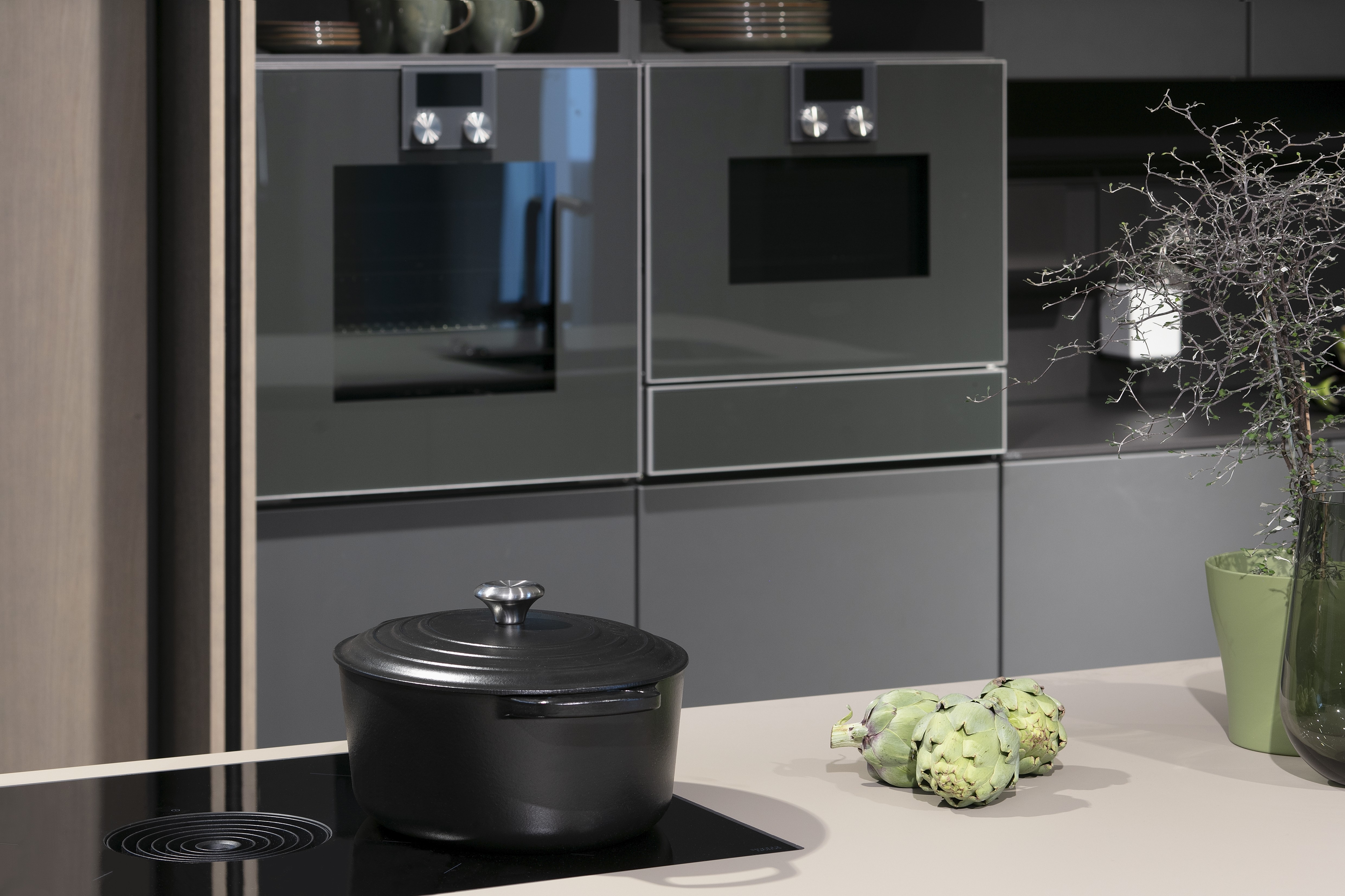 Next125-Küche in Sharabeige samtmann mit Schiebetüren - Detailaufnahme