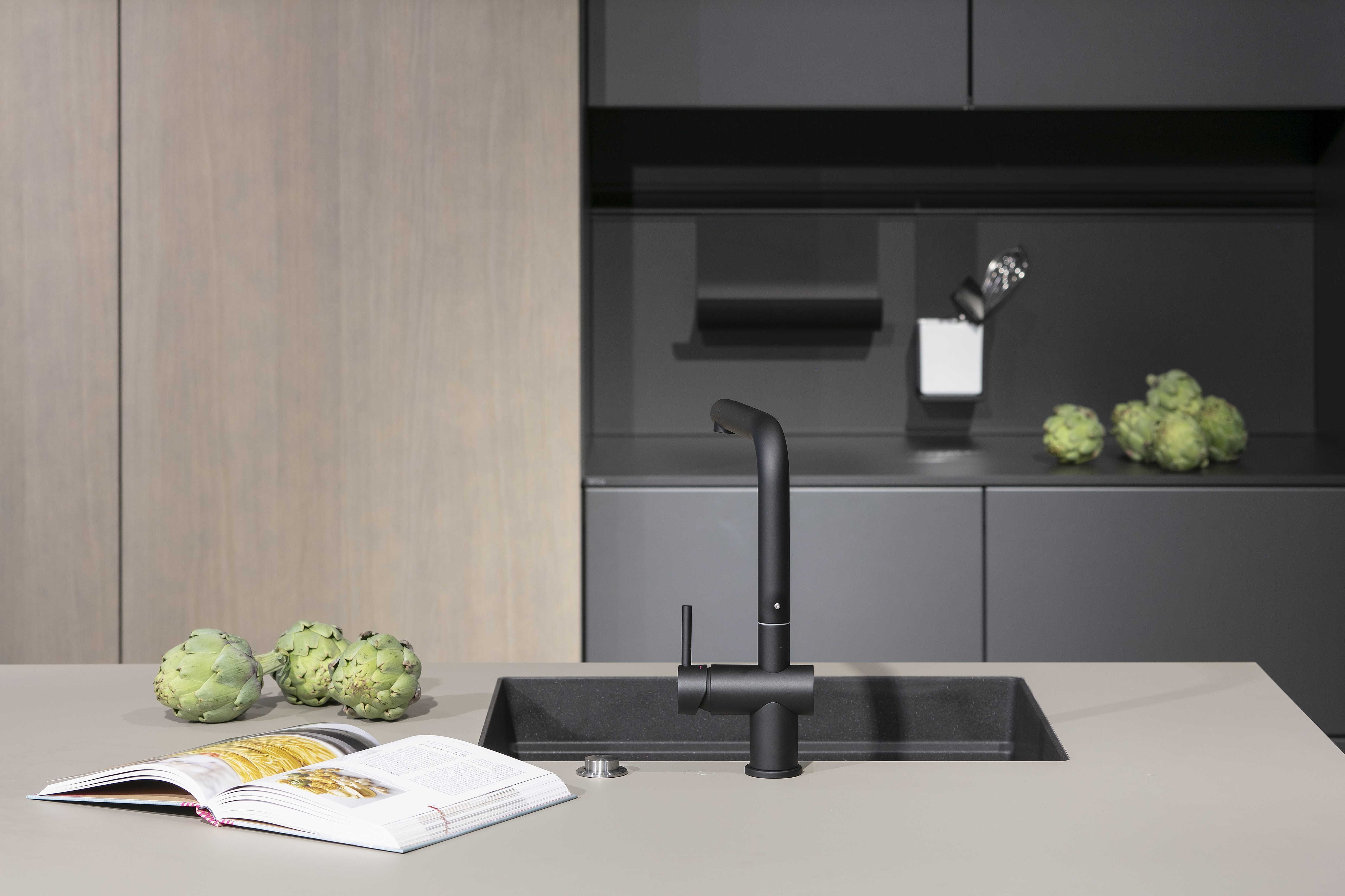 Next125-Küche in Sharabeige mit Schiebetüren in Eiche-perlgrau