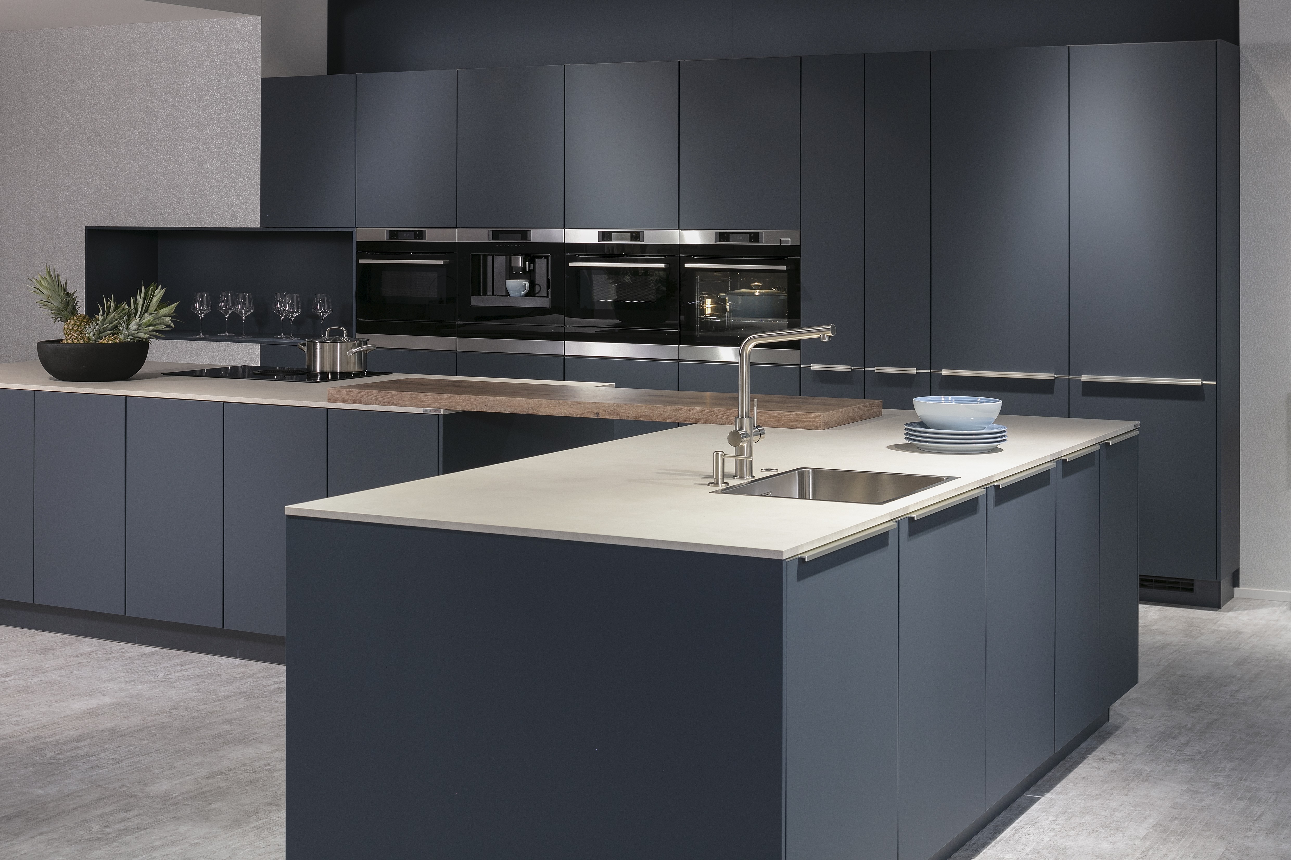 Küche von Nobilia in Fjordblau matt mit Keramik-Arbeitsplatte Sand - Gesamtaufnahme