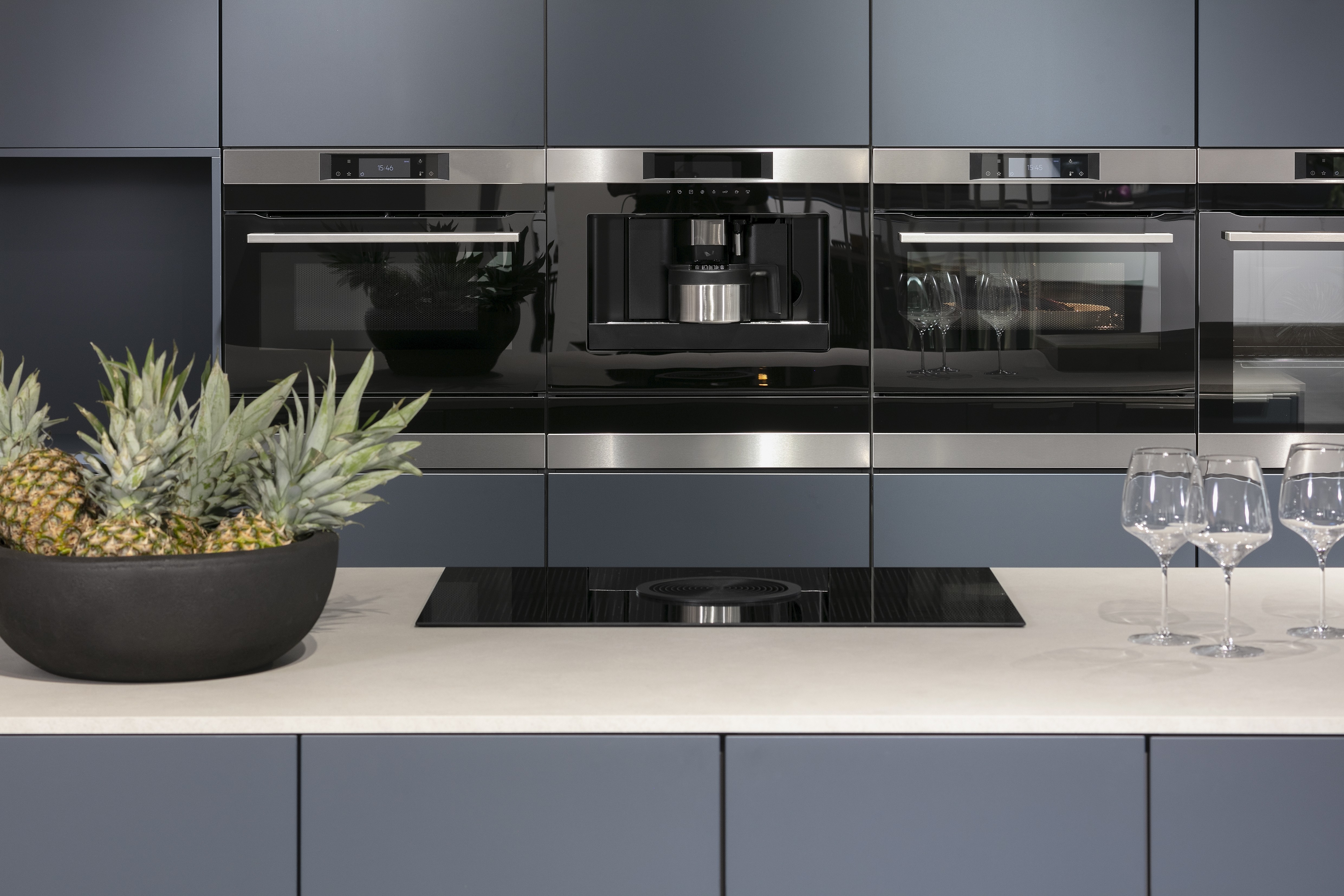 Küche von Nobilia in Fjordblau matt mit Keramik-Arbeitsplatte Sand