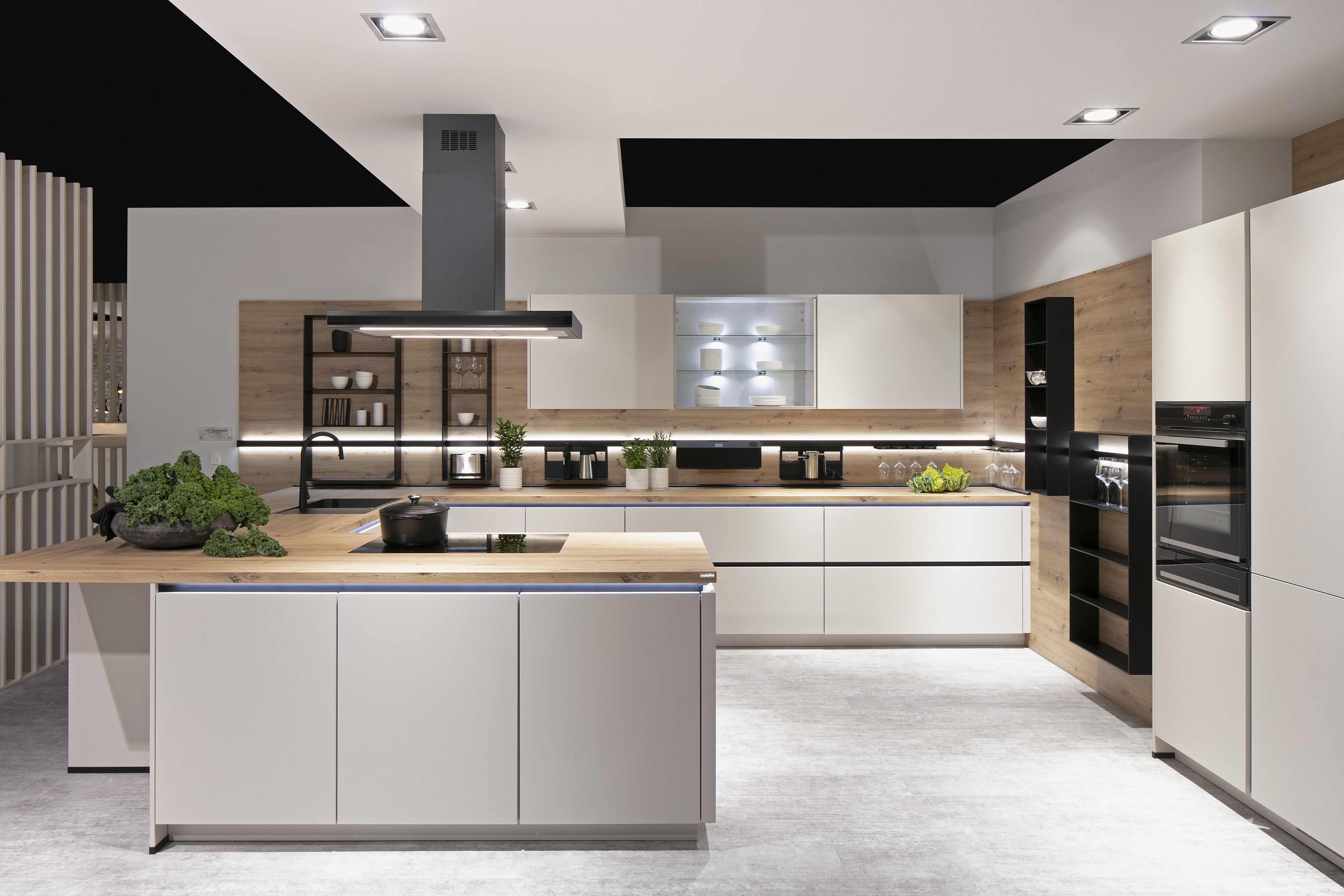 Nobilia-Küche "Sand ultramatt" mit Holzdekor - Gesamtansicht