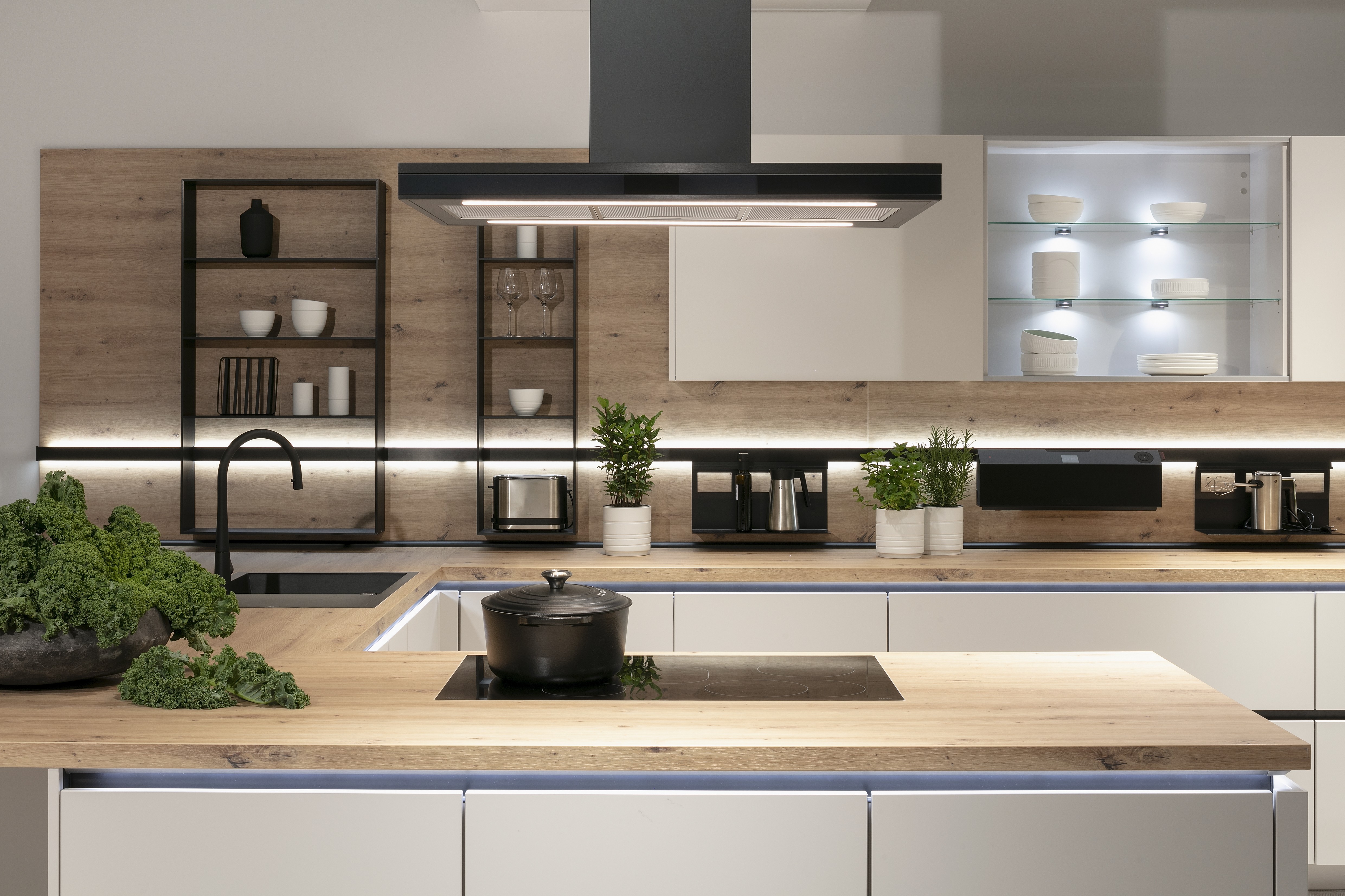 Nobilia-Küche "Sand ultramatt" mit Holzdekor - Detailansicht