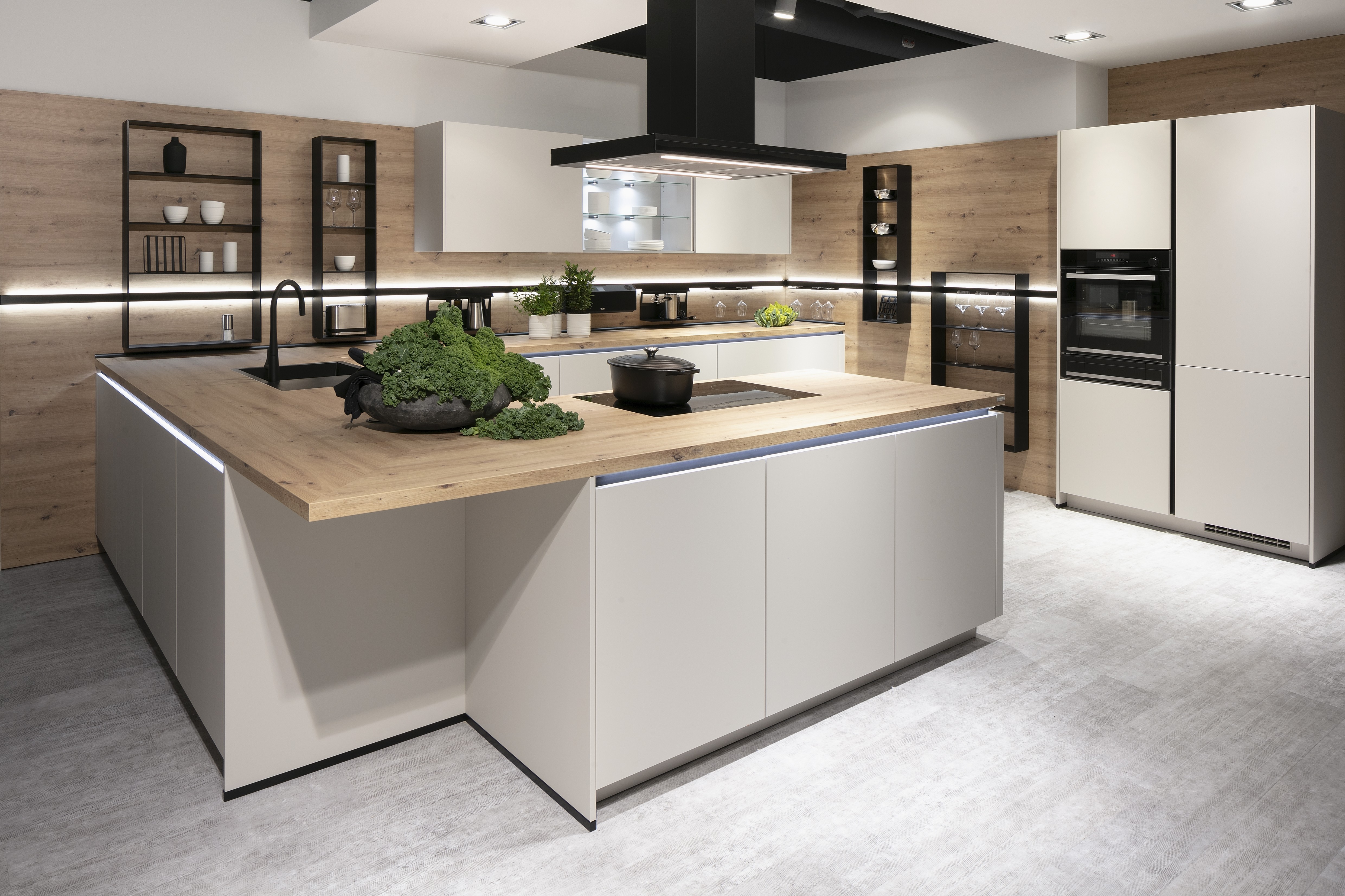 Nobilia-Küche "Sand ultramatt" mit Holzdekor - Inselblock im Fokus