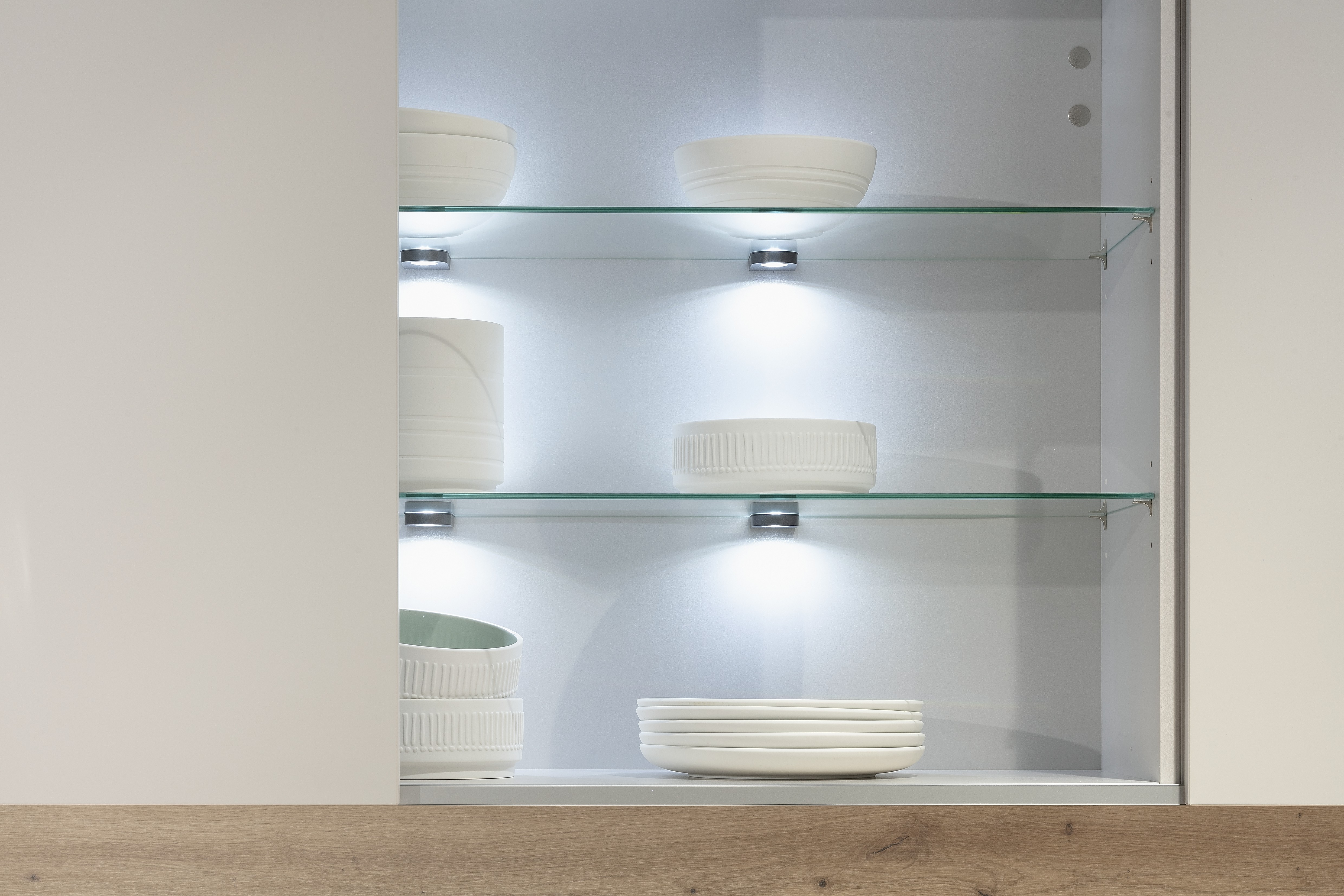 Nobilia-Küche "Sand ultramatt" mit Holzdekor - offenes Glas-Regal