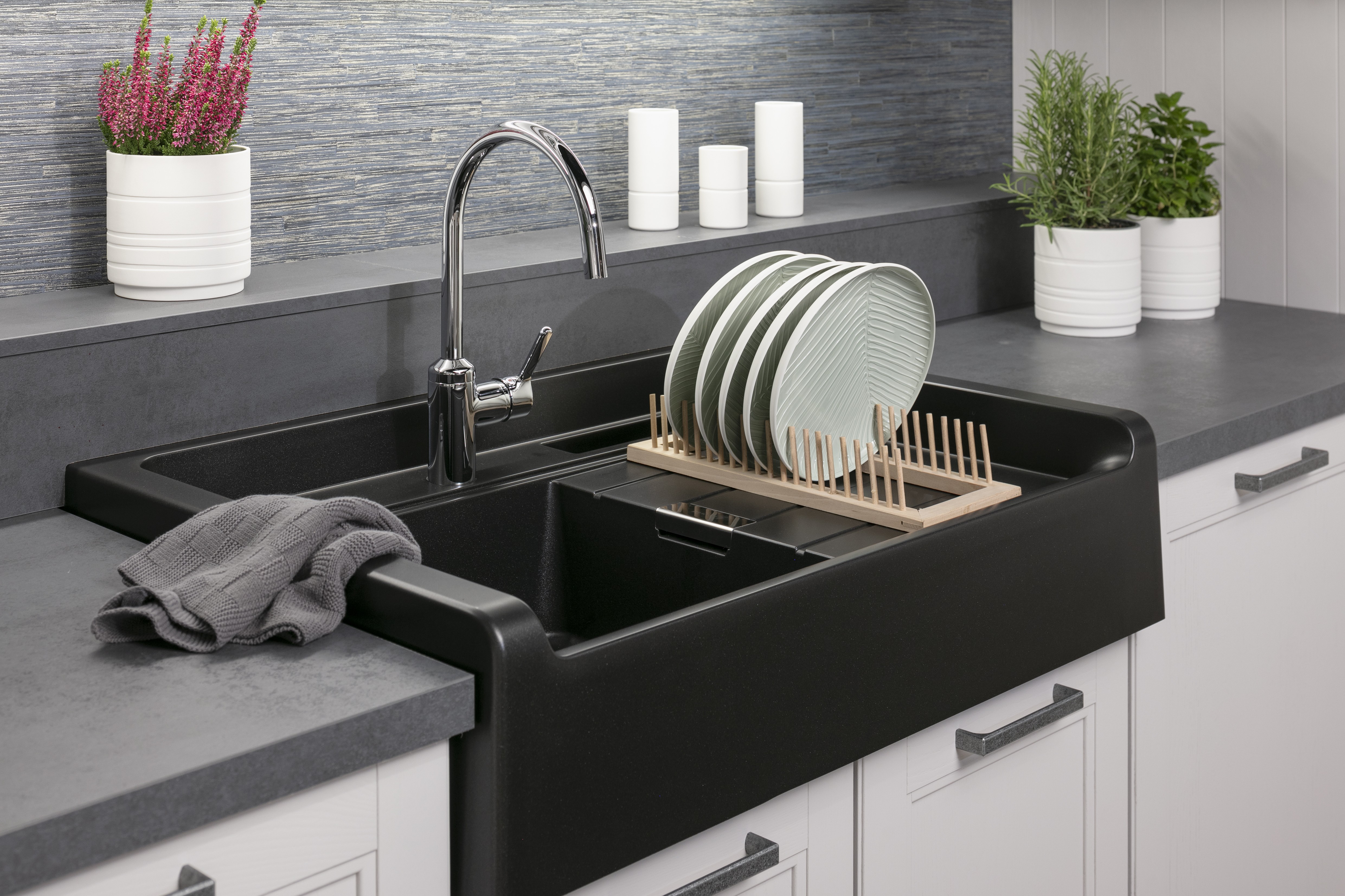 Nobilia-Küche York in Echtholz-Seidengrau - Spüle in Nahaufnahme