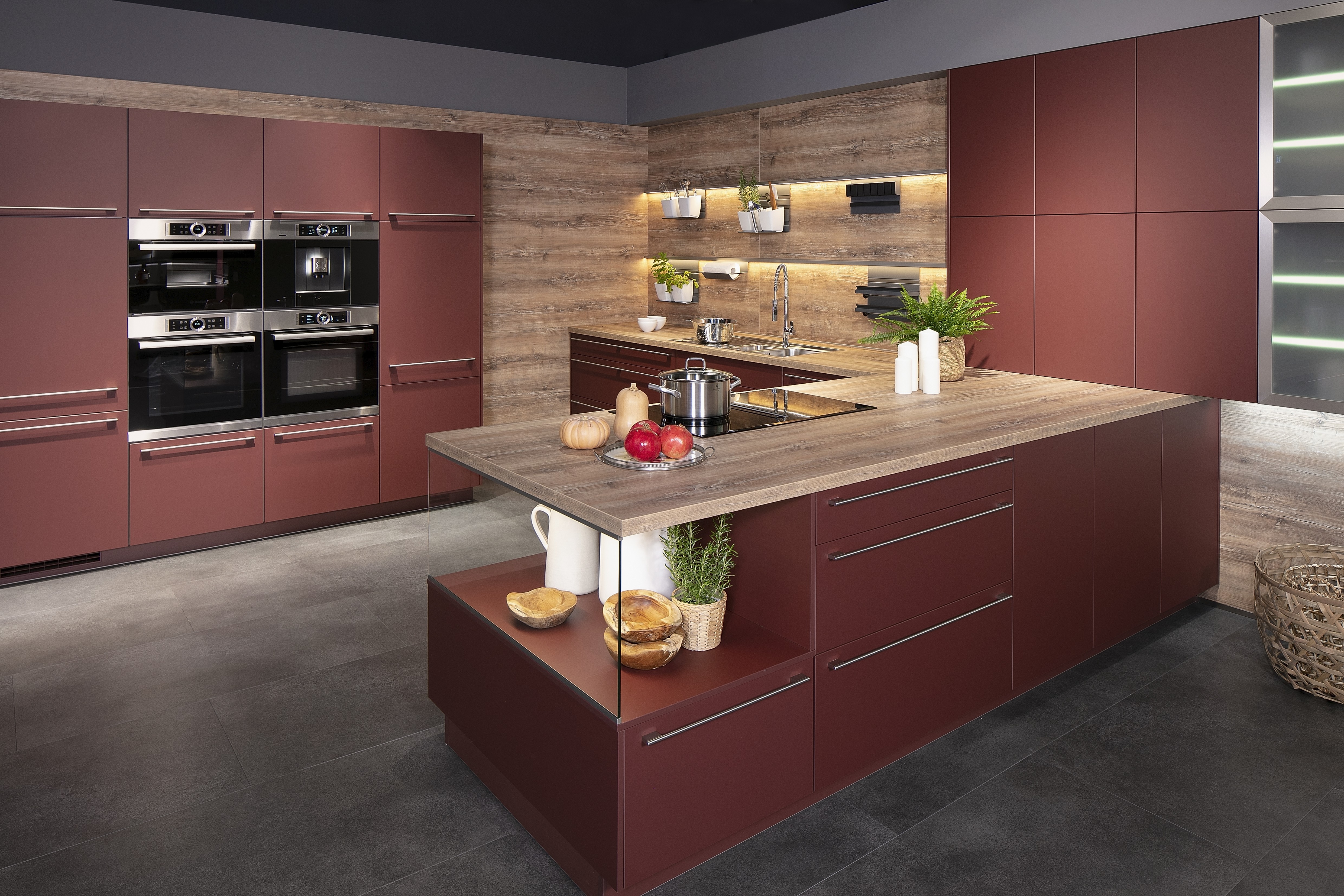 Küche von Nobilia in Rostrot - Gesamtaufnahme