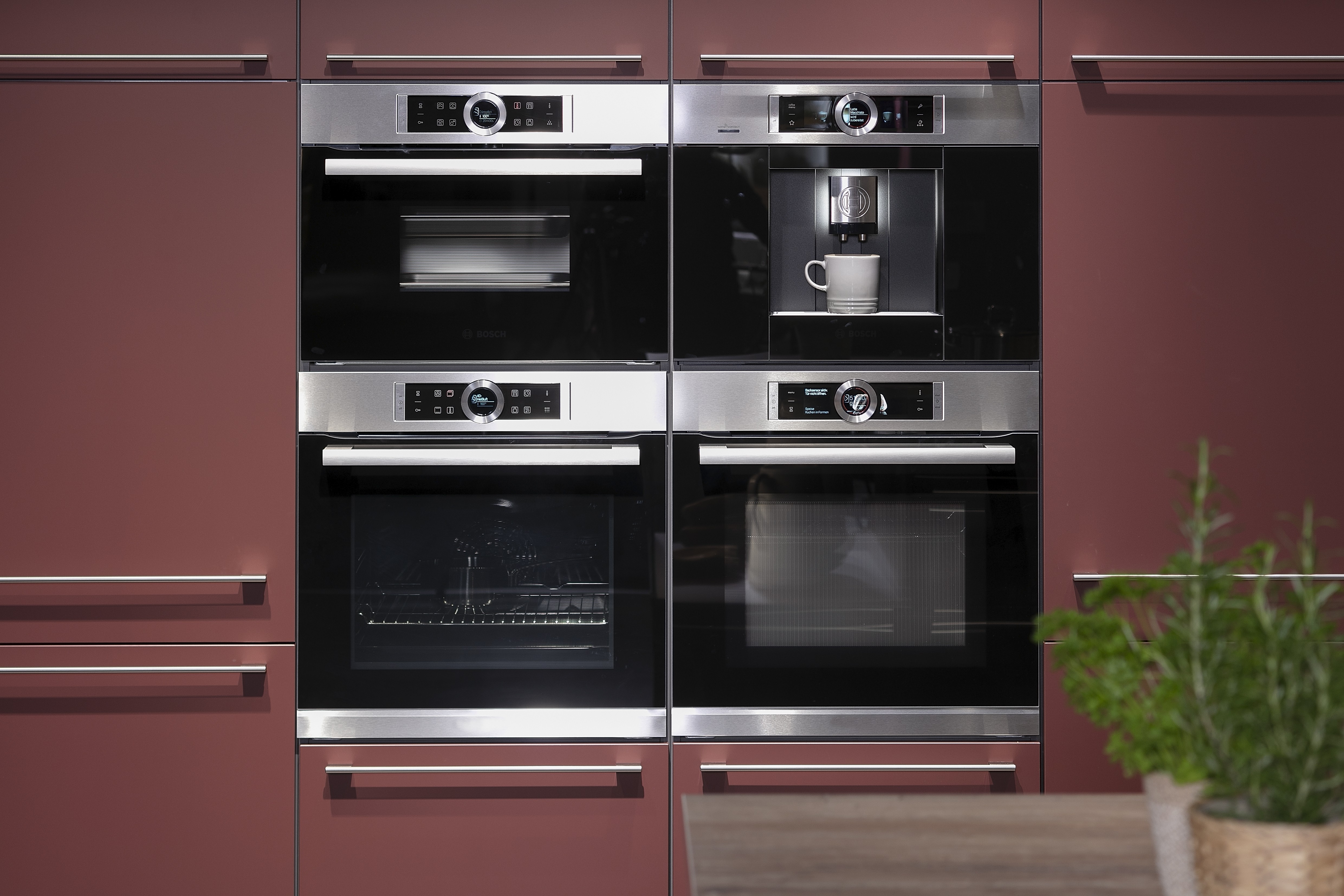 Küche von Nobilia in Rostrot mit Pinie-Dekor-Arbeitsplatte