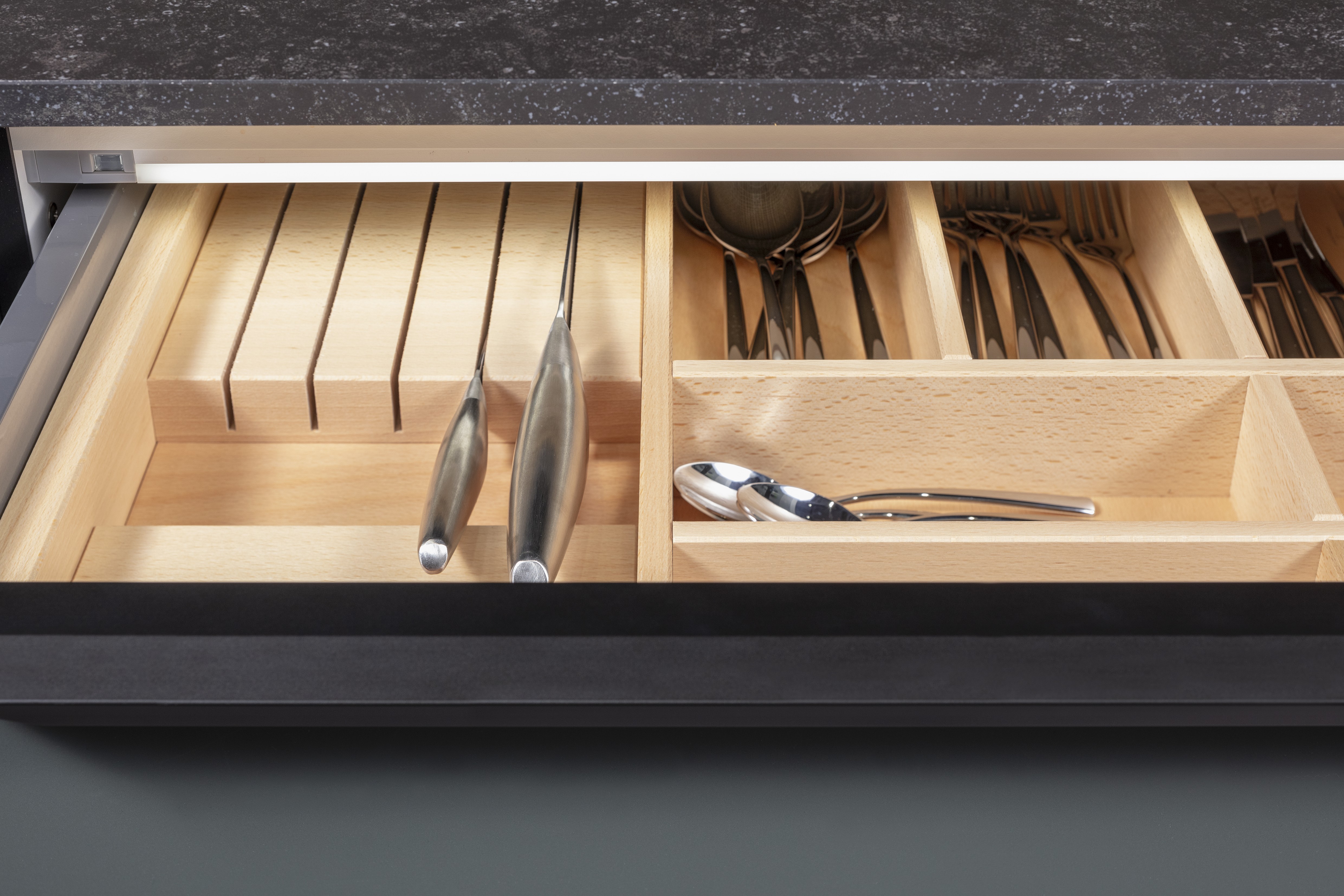Nobilia-Küche "Iconic Flowers" - Besteckeinsatz in Holz