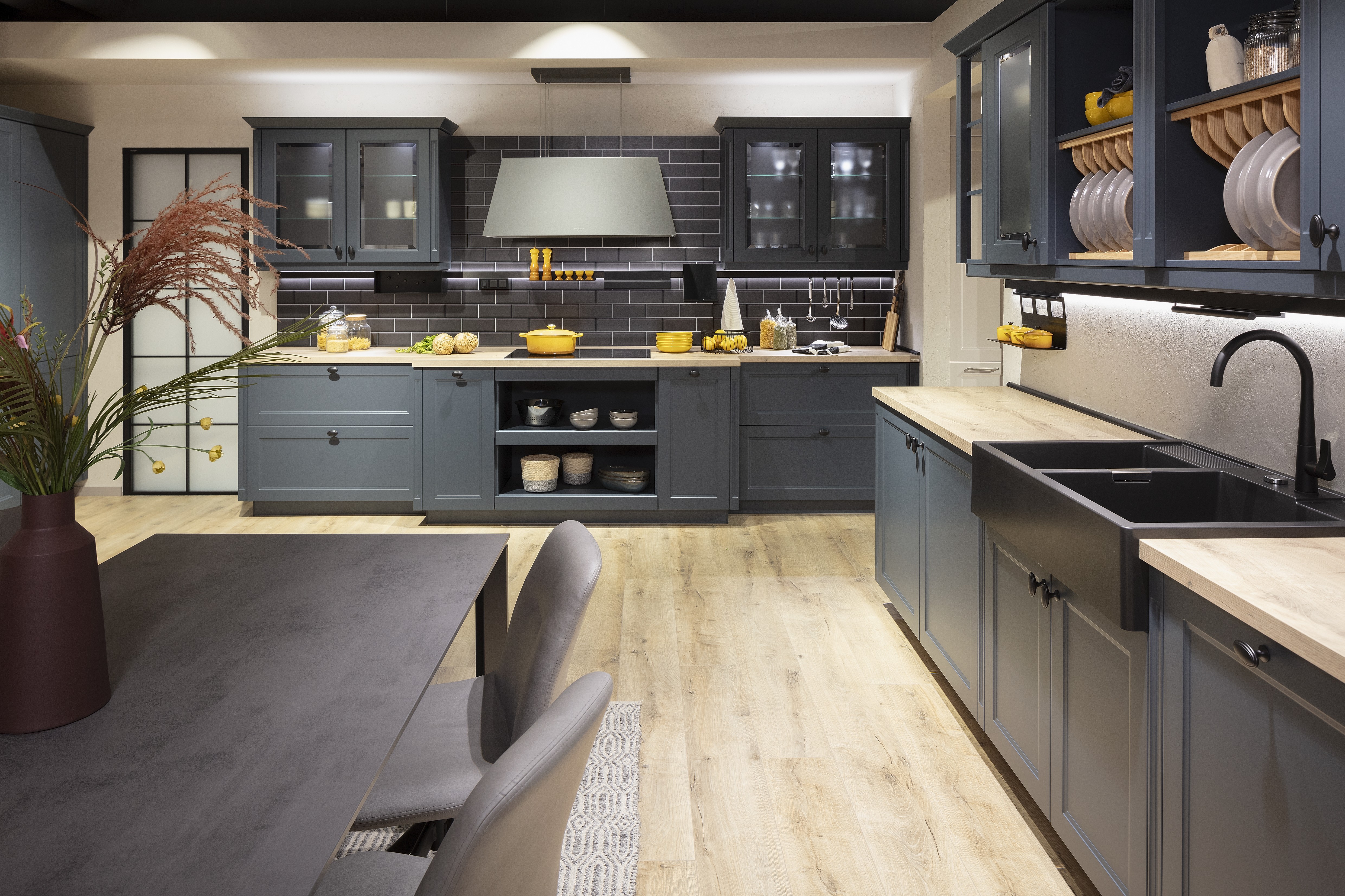 Küche von Nobilia in Fjordblau matt - gesamte Küche im Blick