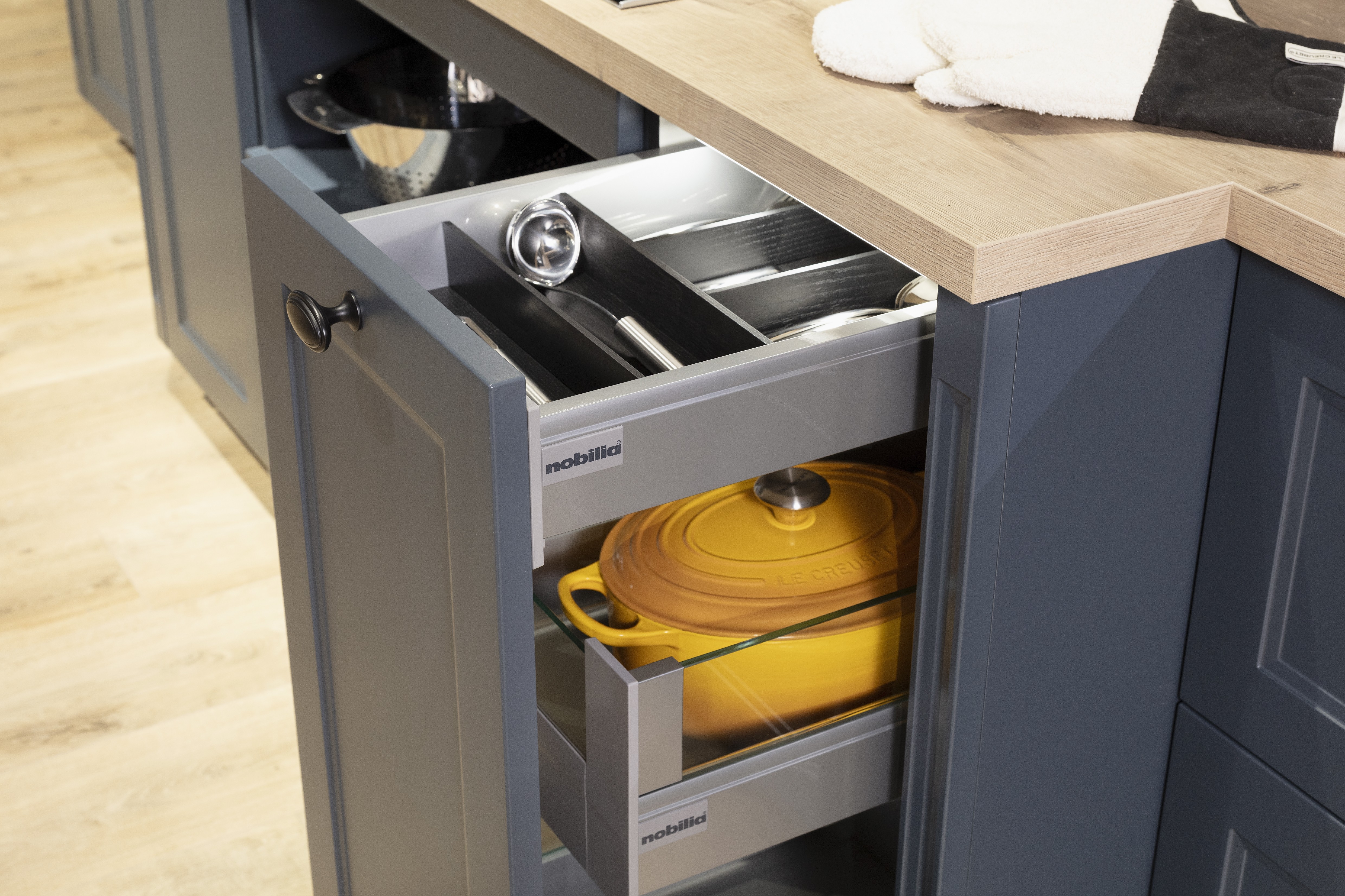 Küche von Nobilia in Fjordblau matt - Schubladen mit Besteckeinsatz