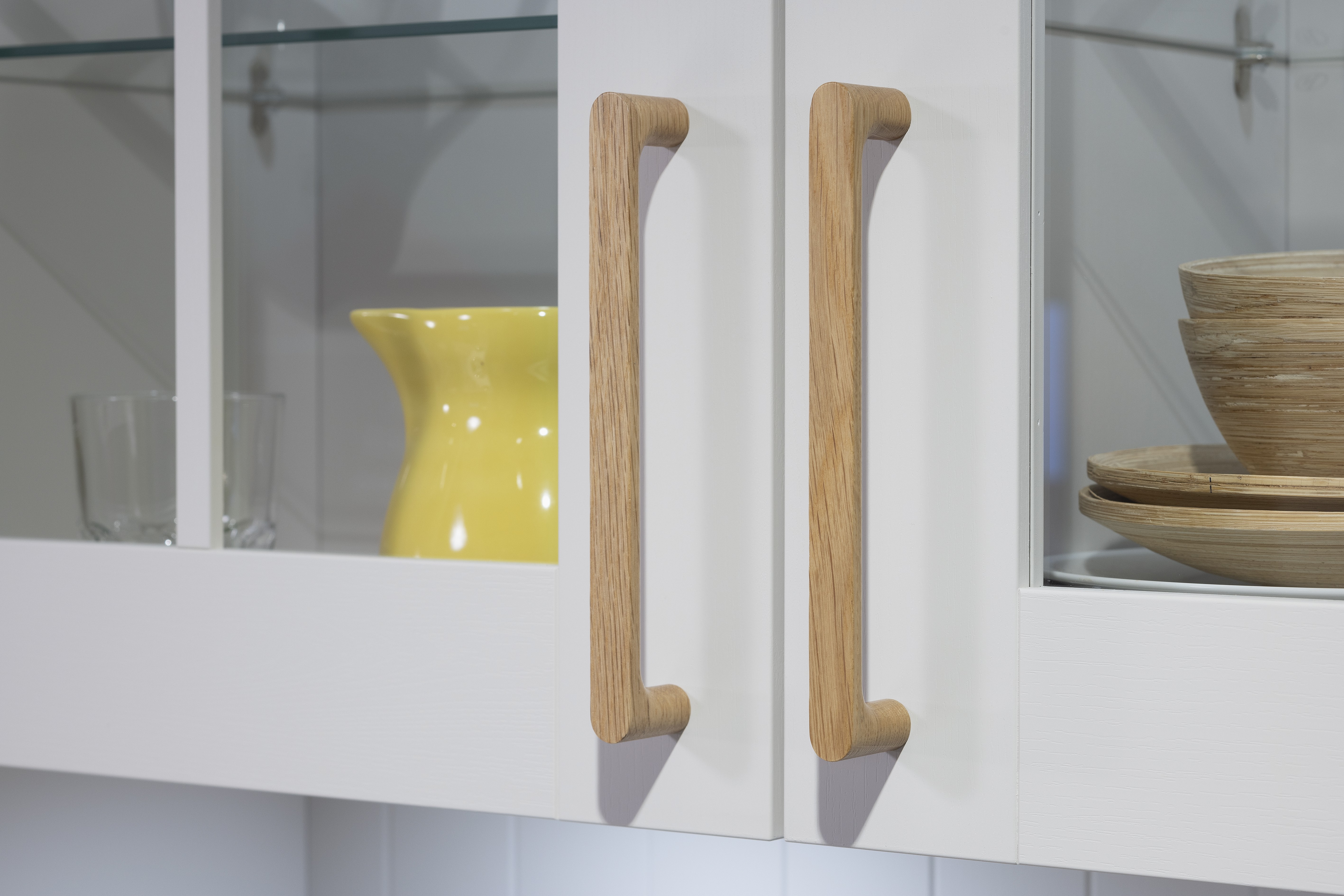 Schüller-Küche Casa Satin Pore muschweiß - Griffe Vitrinenschrank