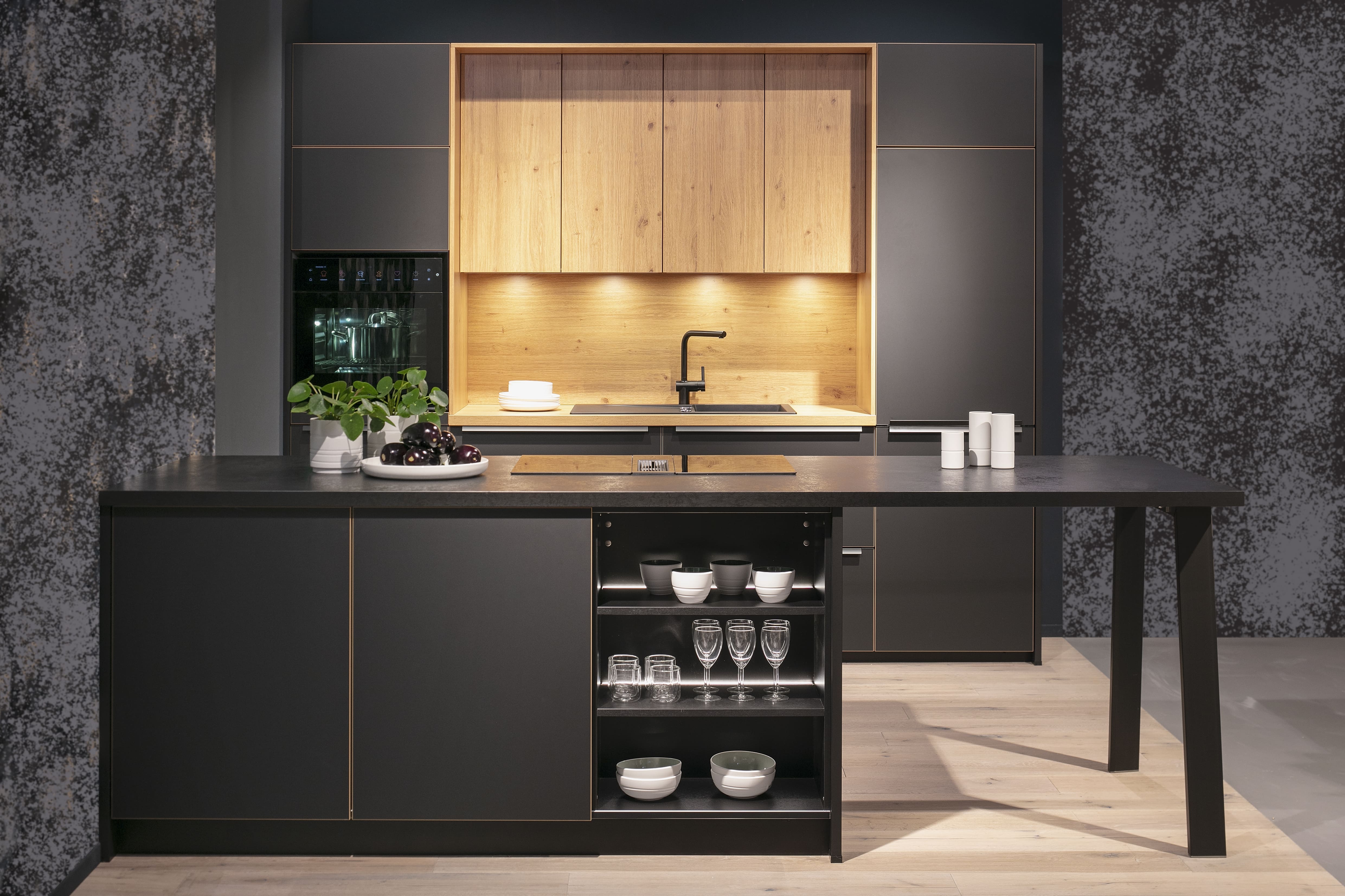 Küche von Schüller in Mattschwarz und mit Asteiche-Natur-Deko