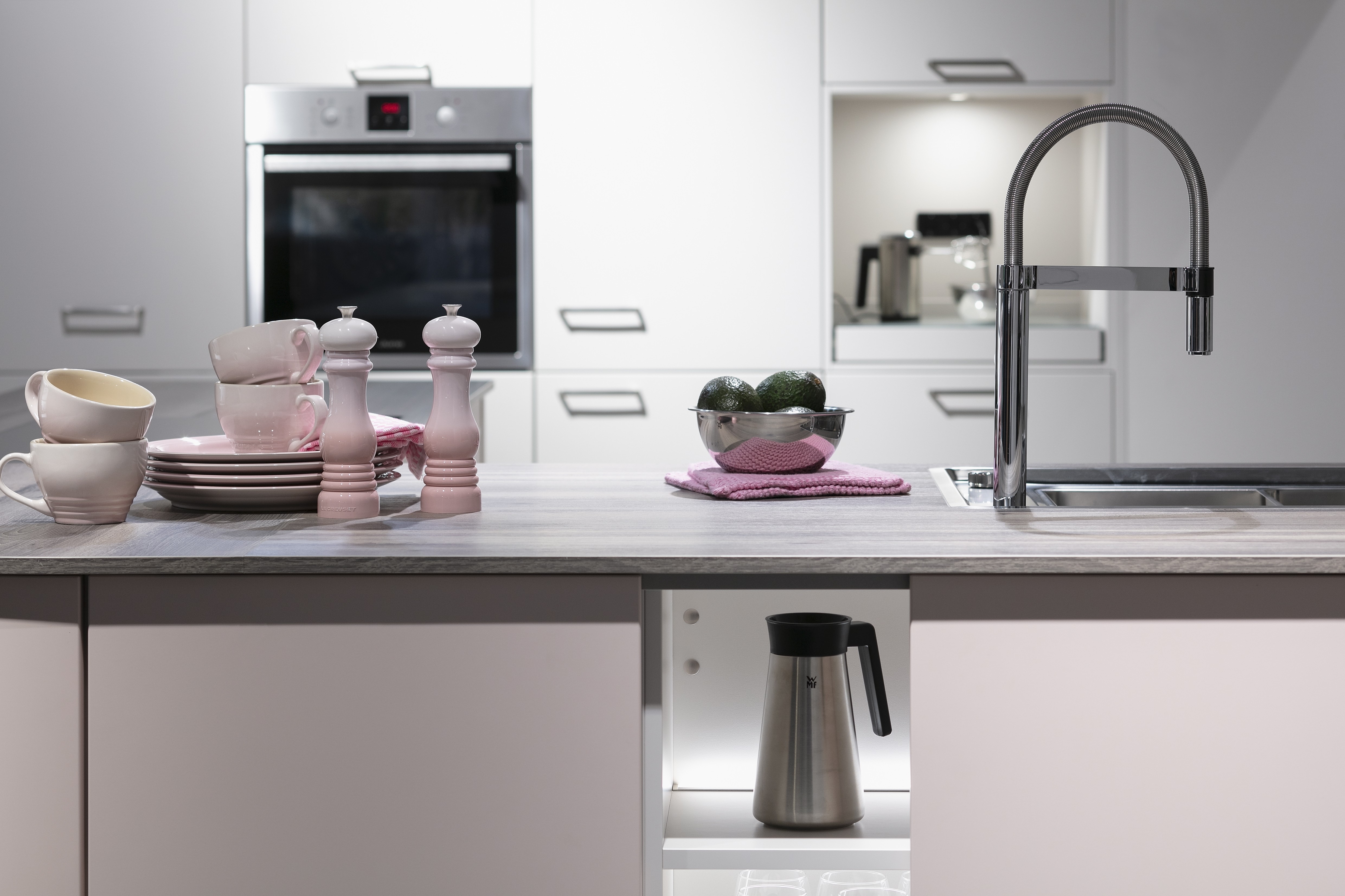SCHÜLLER-Küche in Rosa-Muschelweiß-Satin mit extra dicker Arbeitsplatte