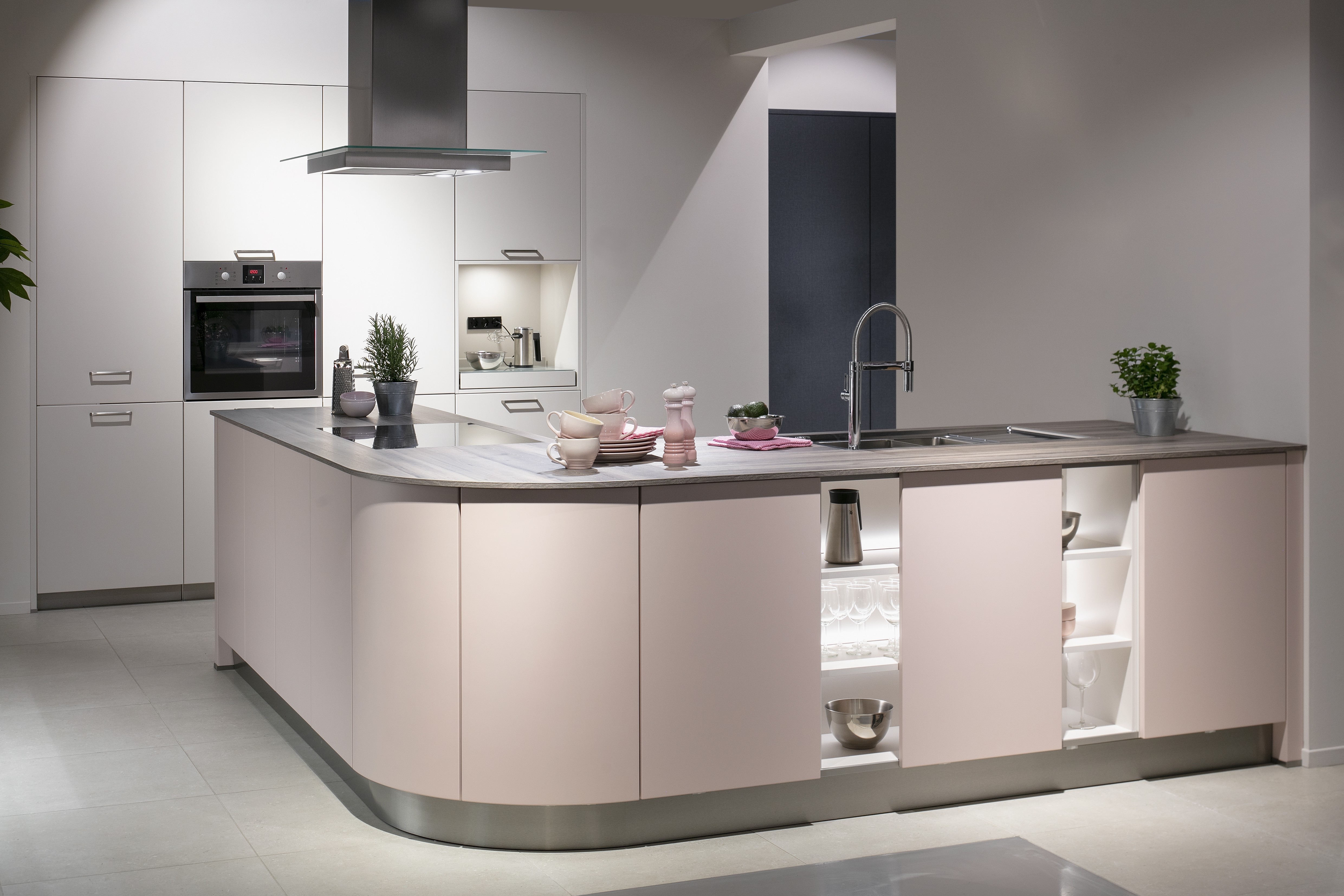 SCHÜLLER-Küche in Rosa-Muschelweiß-Satin mit runden Ecken - Gesamtansicht