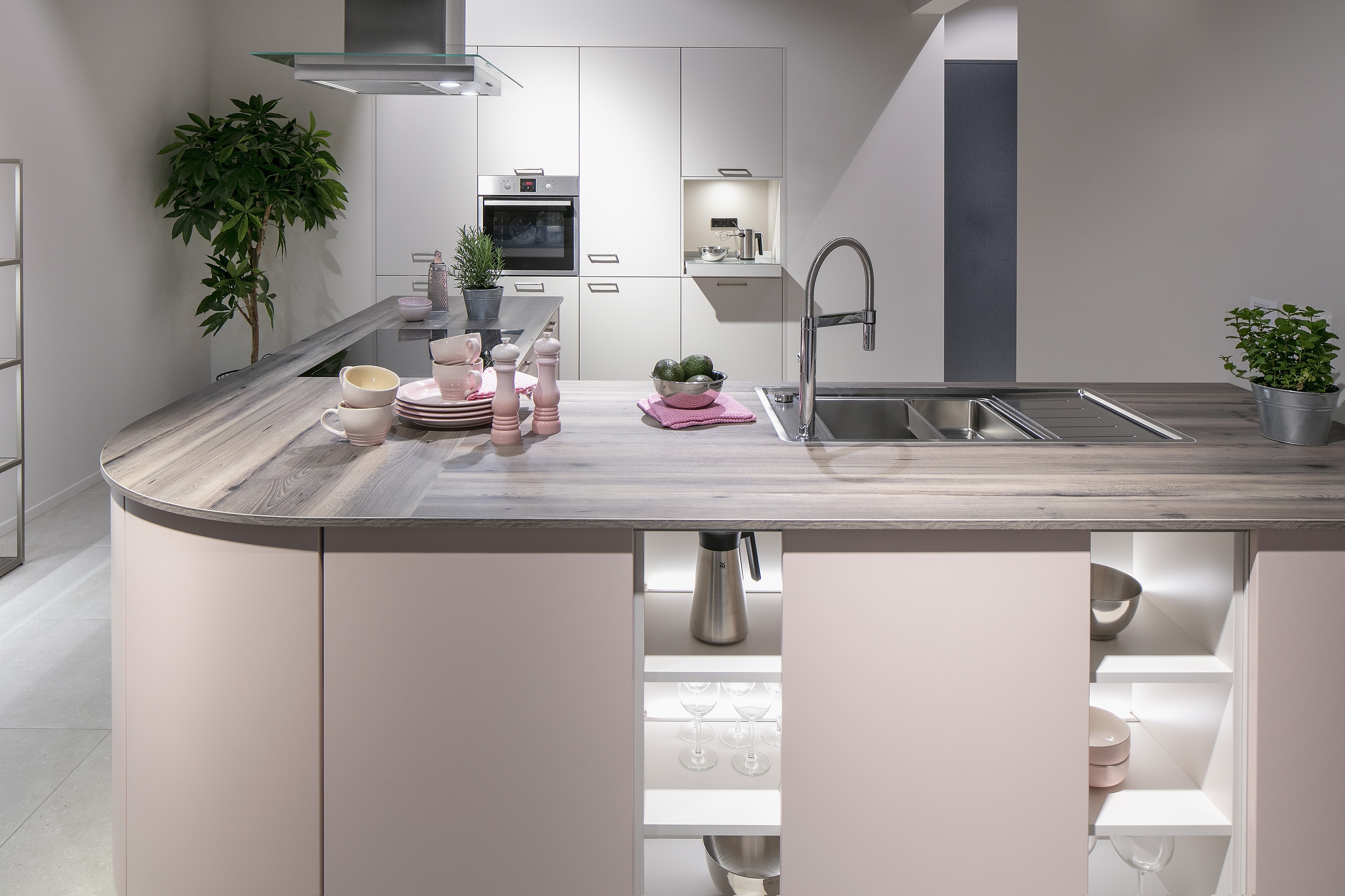 SCHÜLLER-Küche in Rosa-Muschelweiß-Satin mit runden Ecken - von Außen