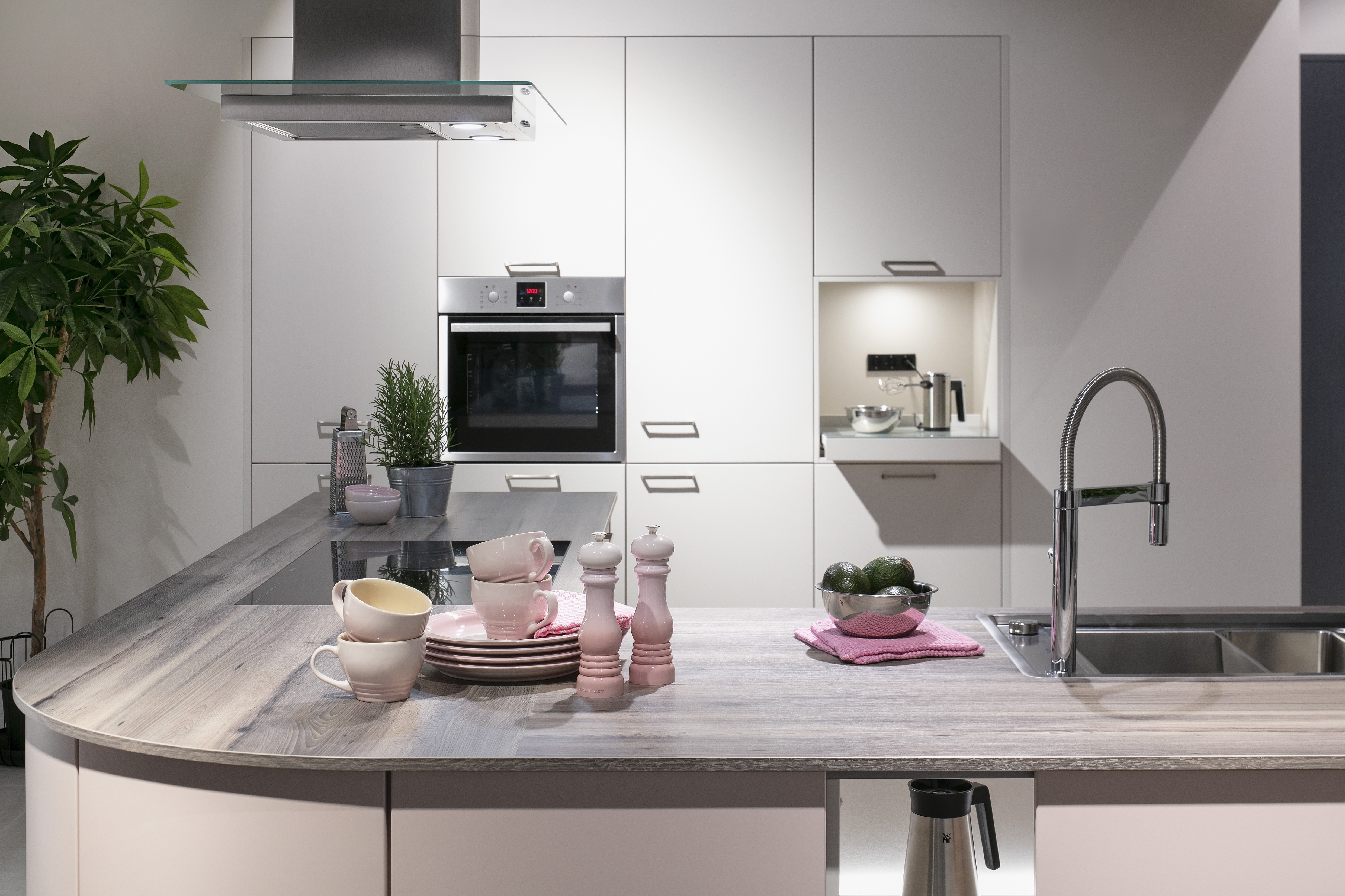 SCHÜLLER-Küche in Rosa-Muschelweiß-Satin mit runden Ecken - Schrankdetail