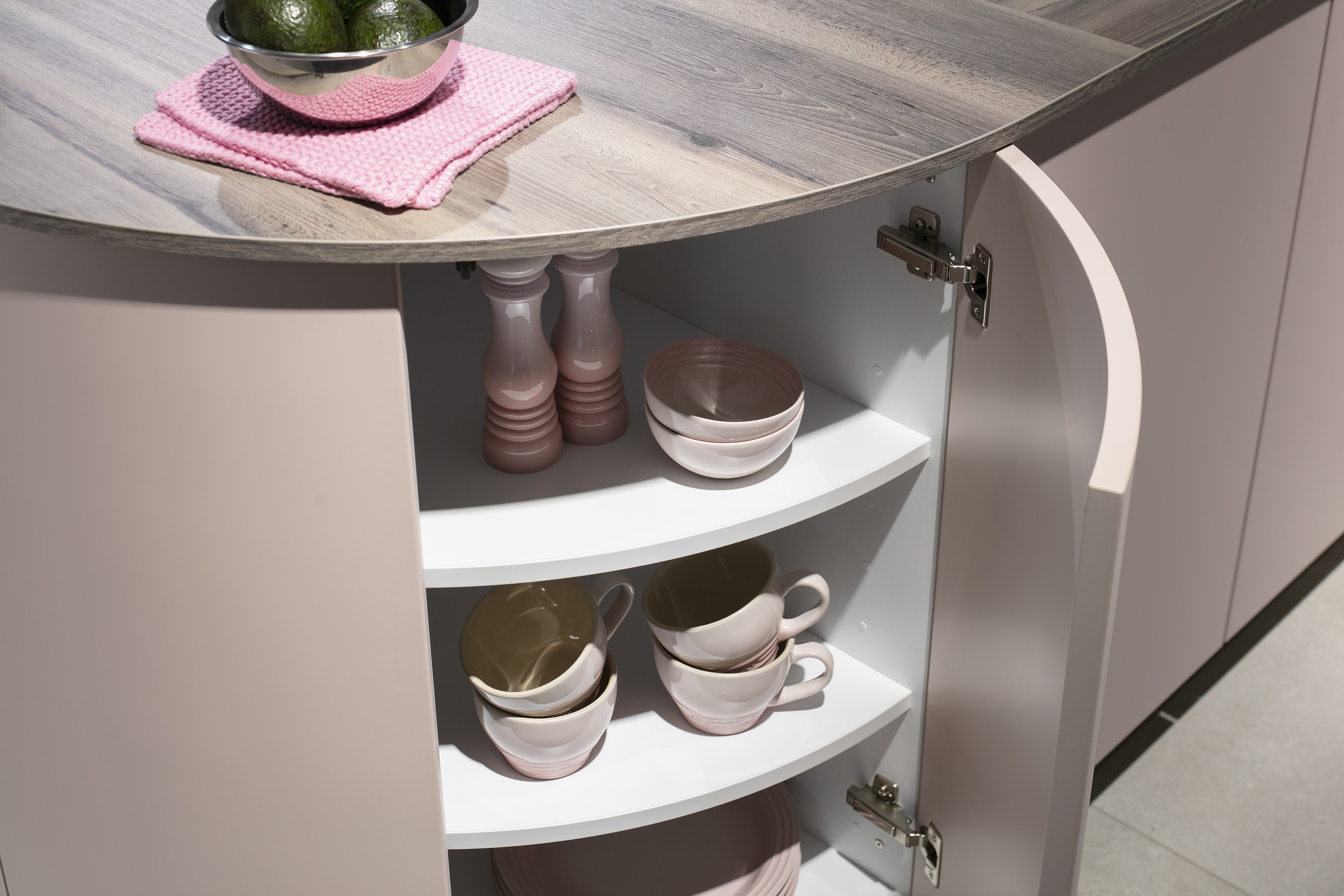 SCHÜLLER-Küche in Rosa-Muschelweiß-Satin mit runden Ecken - Schrankdetail