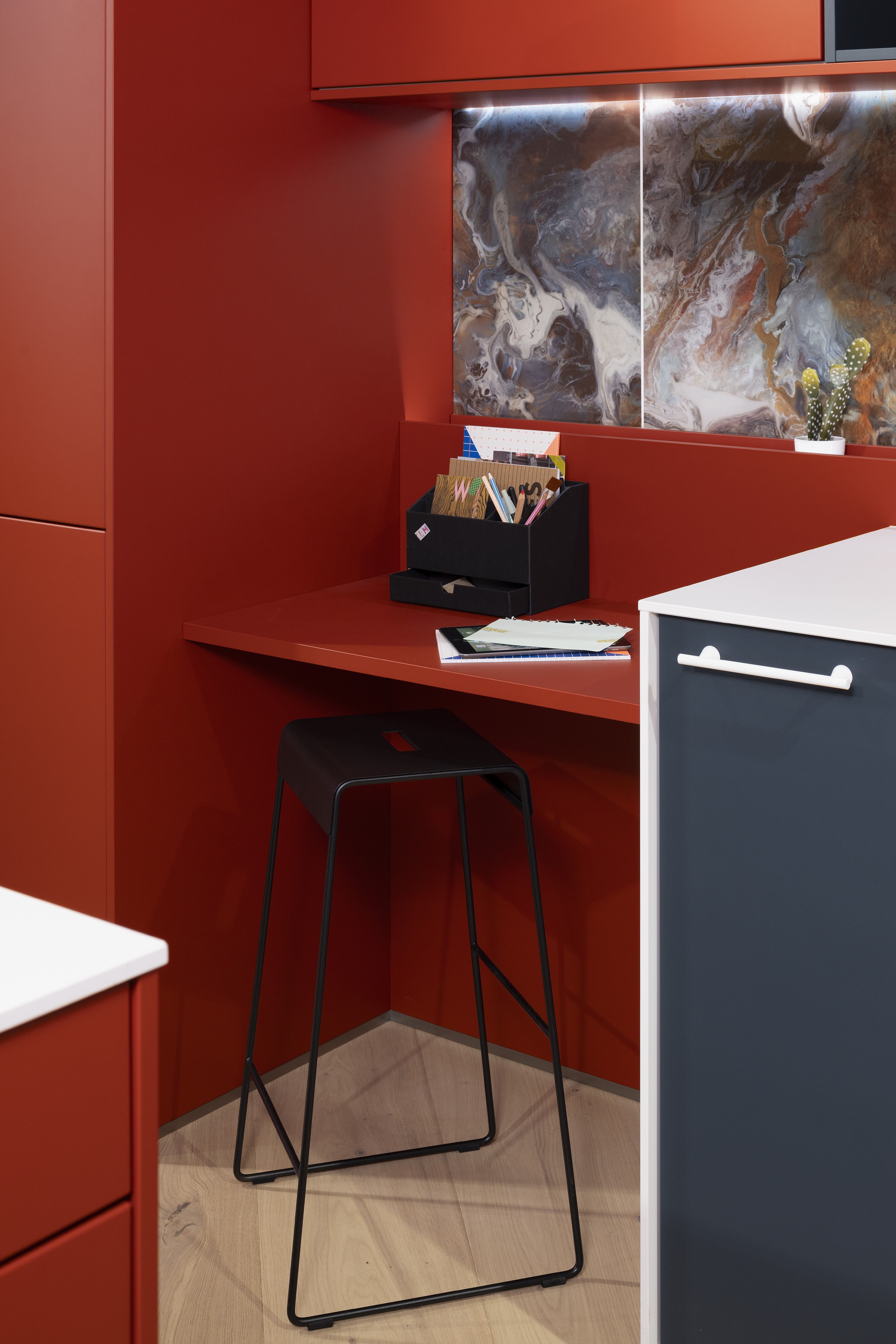 Schüller-Küche Siena in Rot-Blau-Weiß - Arbeitsplatz