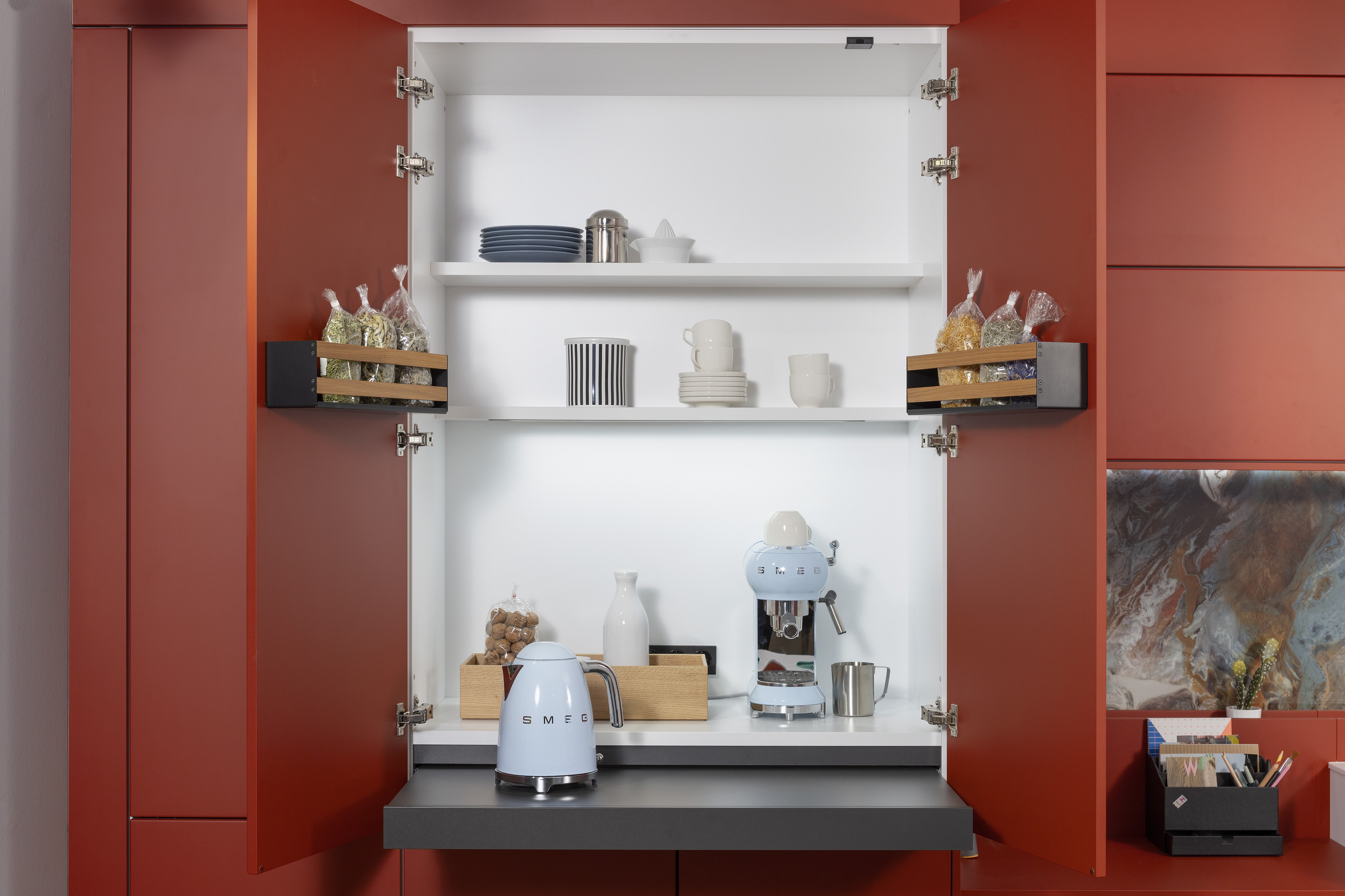 Schüller-Küche Siena in Rot-Blau-Weiß  - Schrank