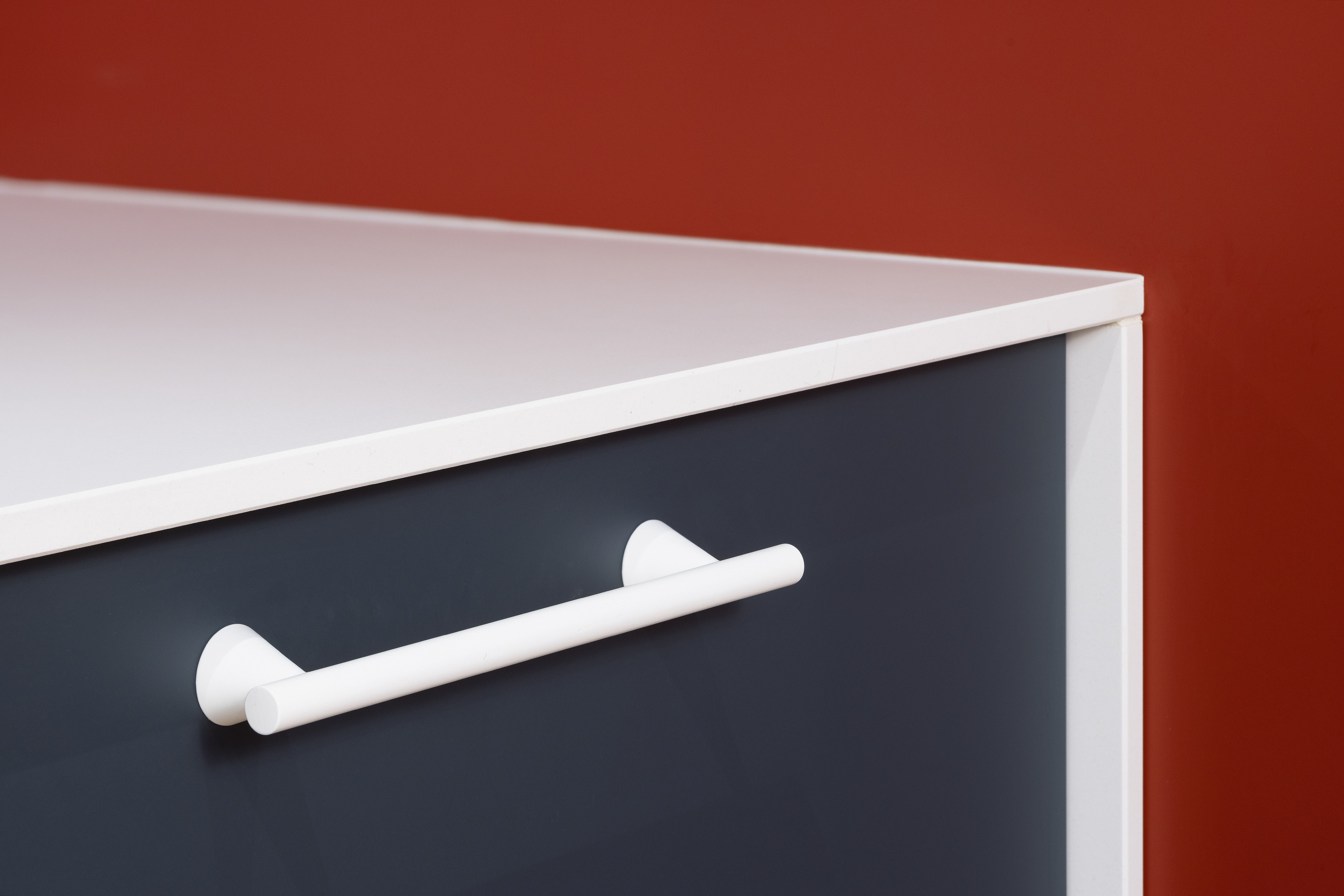 Schüller-Küche Siena in Rot-Blau-Weiß - Schrankdetail