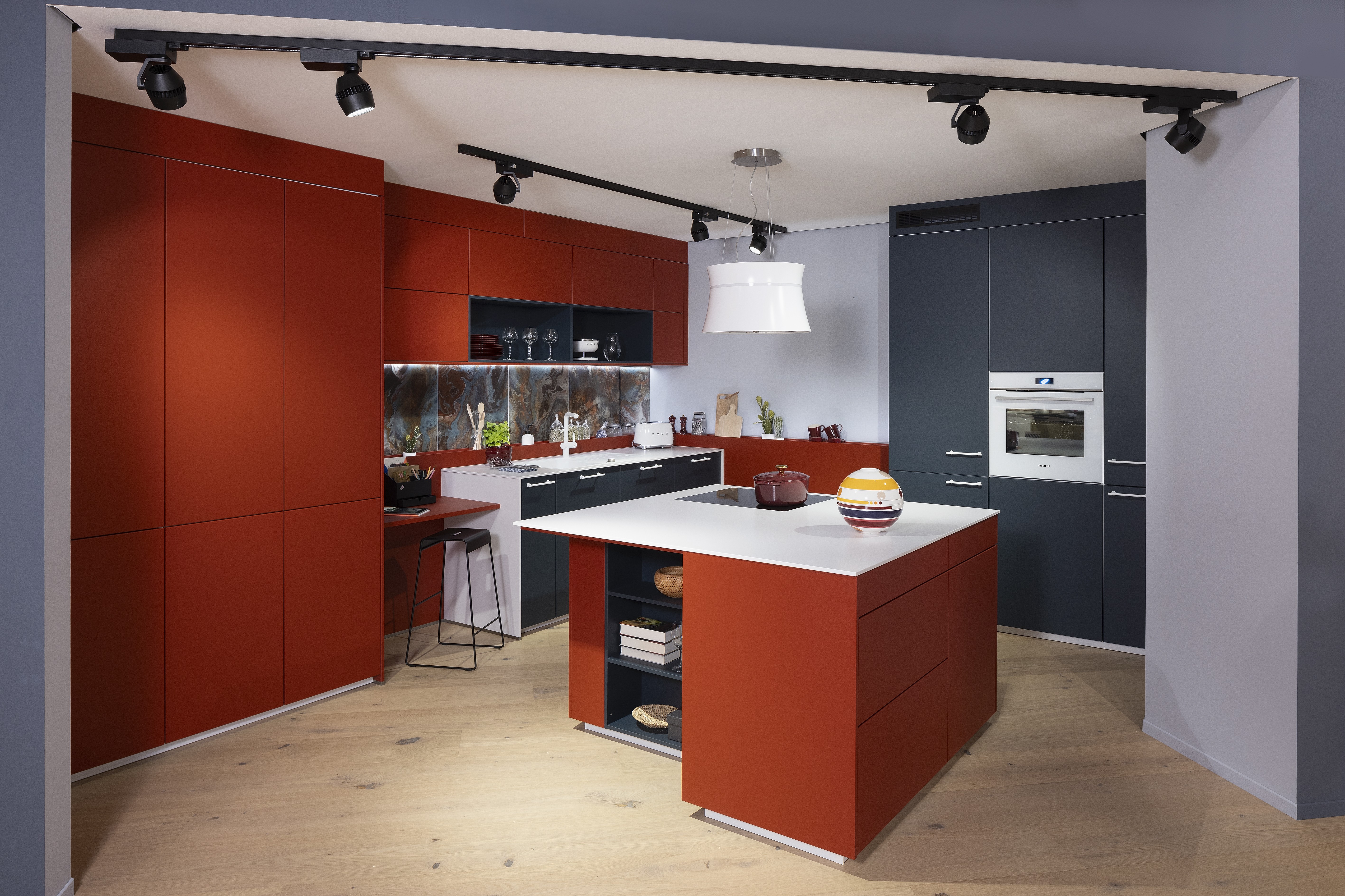 Schüller-Küche Siena in Rot-Blau-Weiß