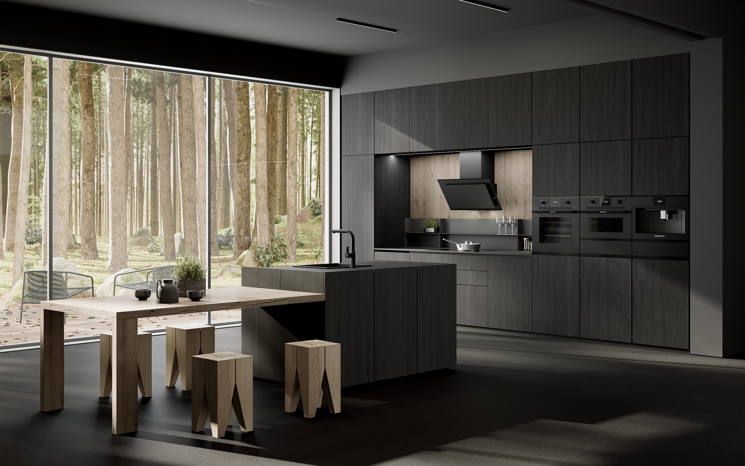 Küppersbusch BlackMatt Design in einer schwarzen Küche mit Esstisch Massivholzstühle vor großem Fenster Blick in den Wald