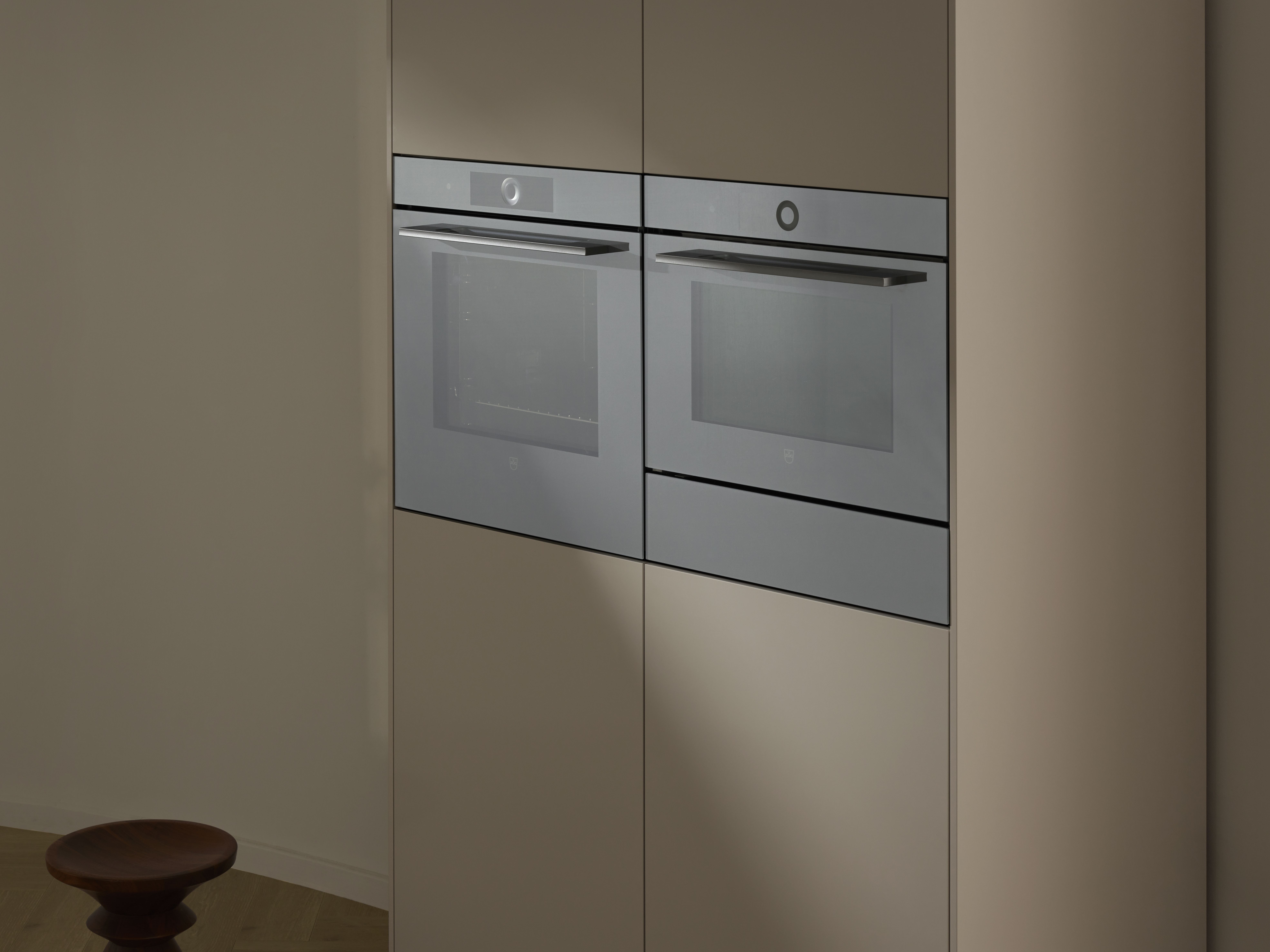 V-ZUG Schublade geschlossen unter Einbaudampfgarer daneben Backofen