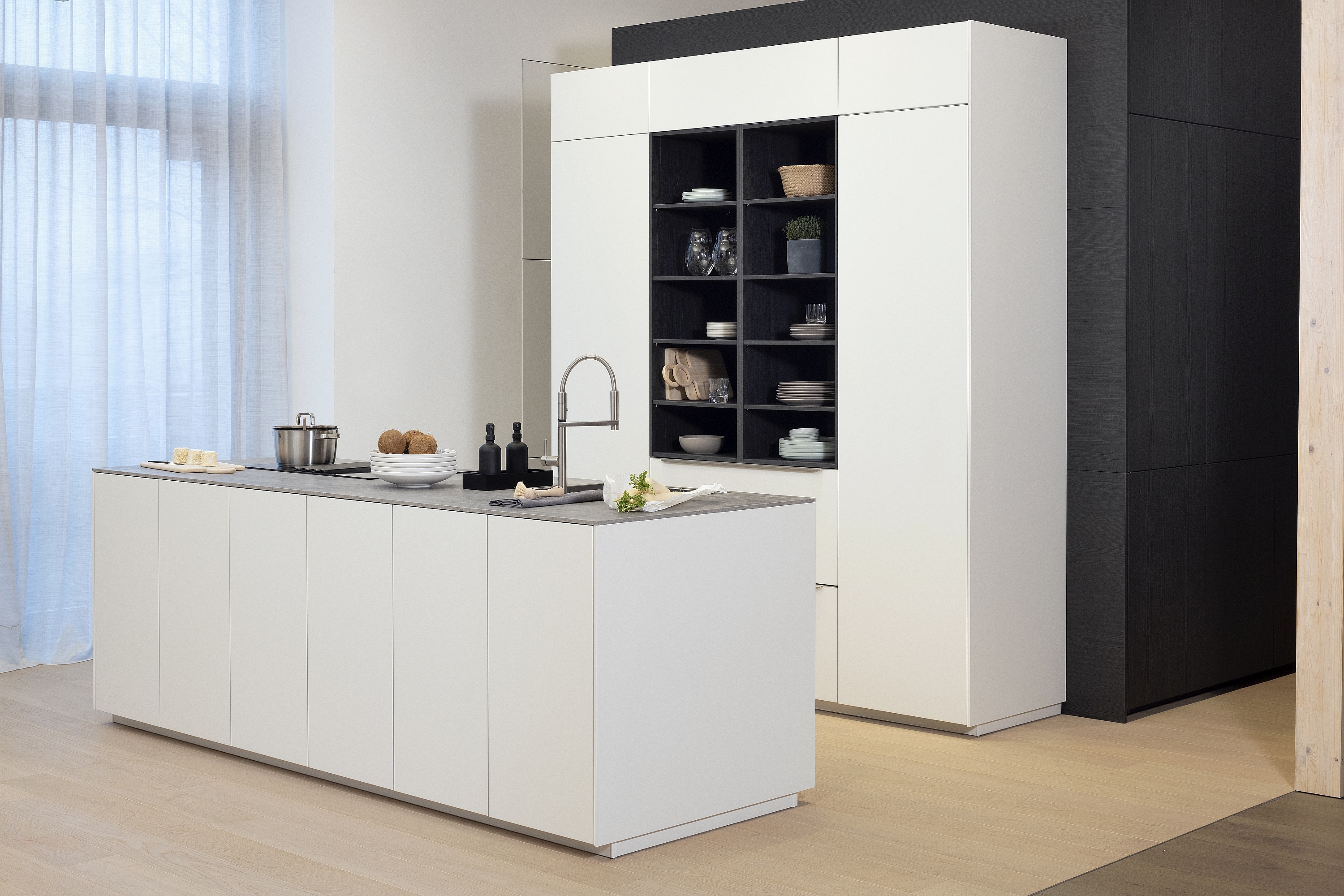 weiße Apartmentküche Inselküche Hochschrank mit offenem Regal integriert