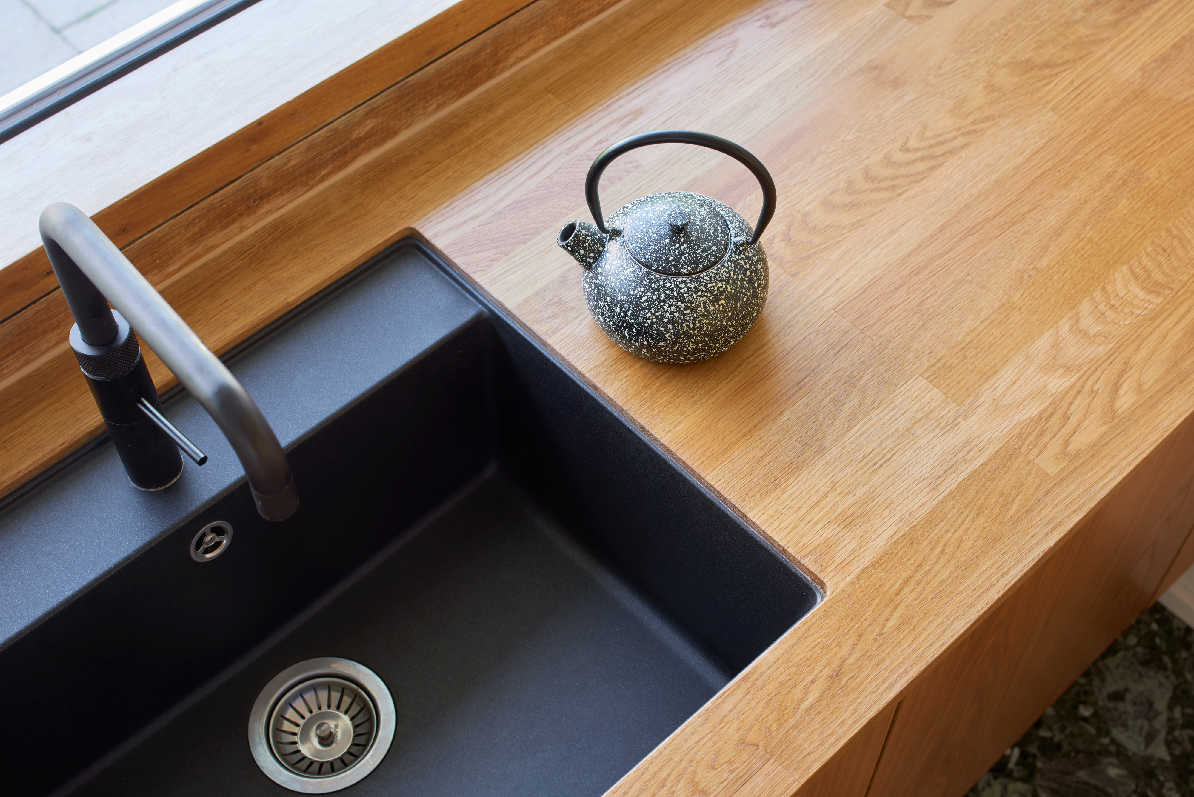 SPEKVA Massivholzarbeitsplatte mit schwarzer Granit-Unterbauspüle