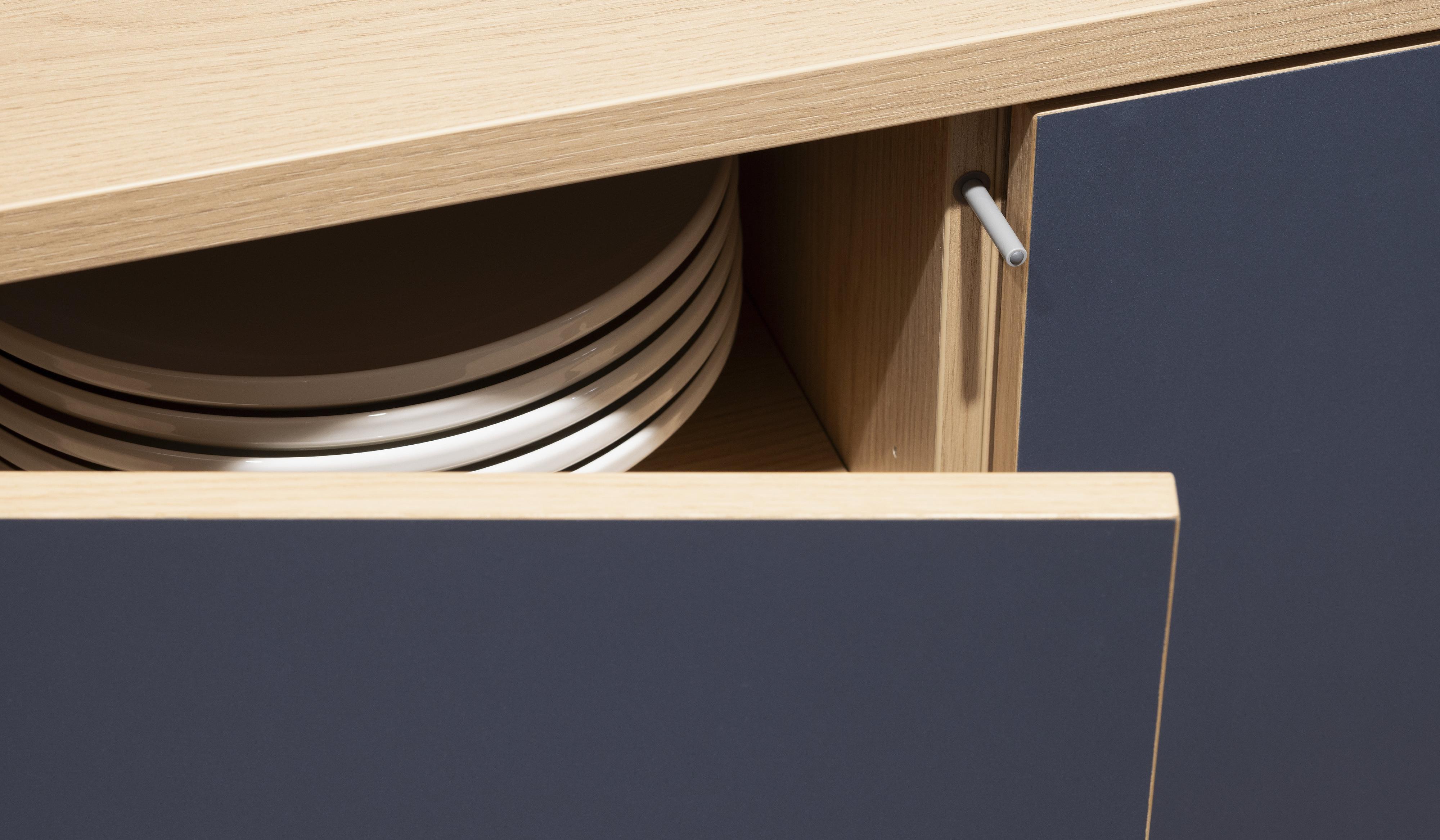 Rauchblaue Linoleum-Fronten Echtholzkante Küchenschranktür geöffnet