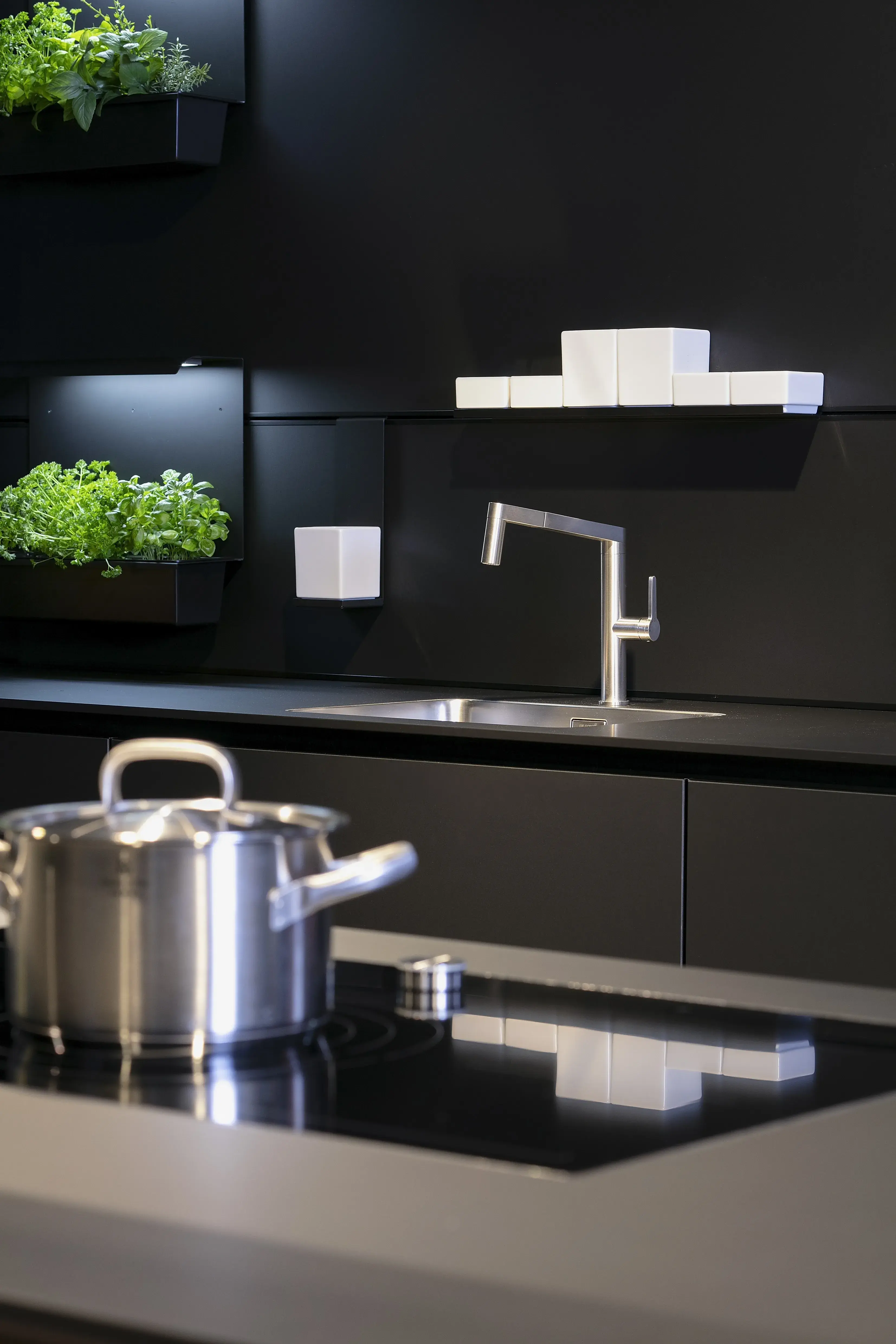 Next125-Küche in Onyxschwarz mit Lärche-Echtholz-Fronten - Teilansicht