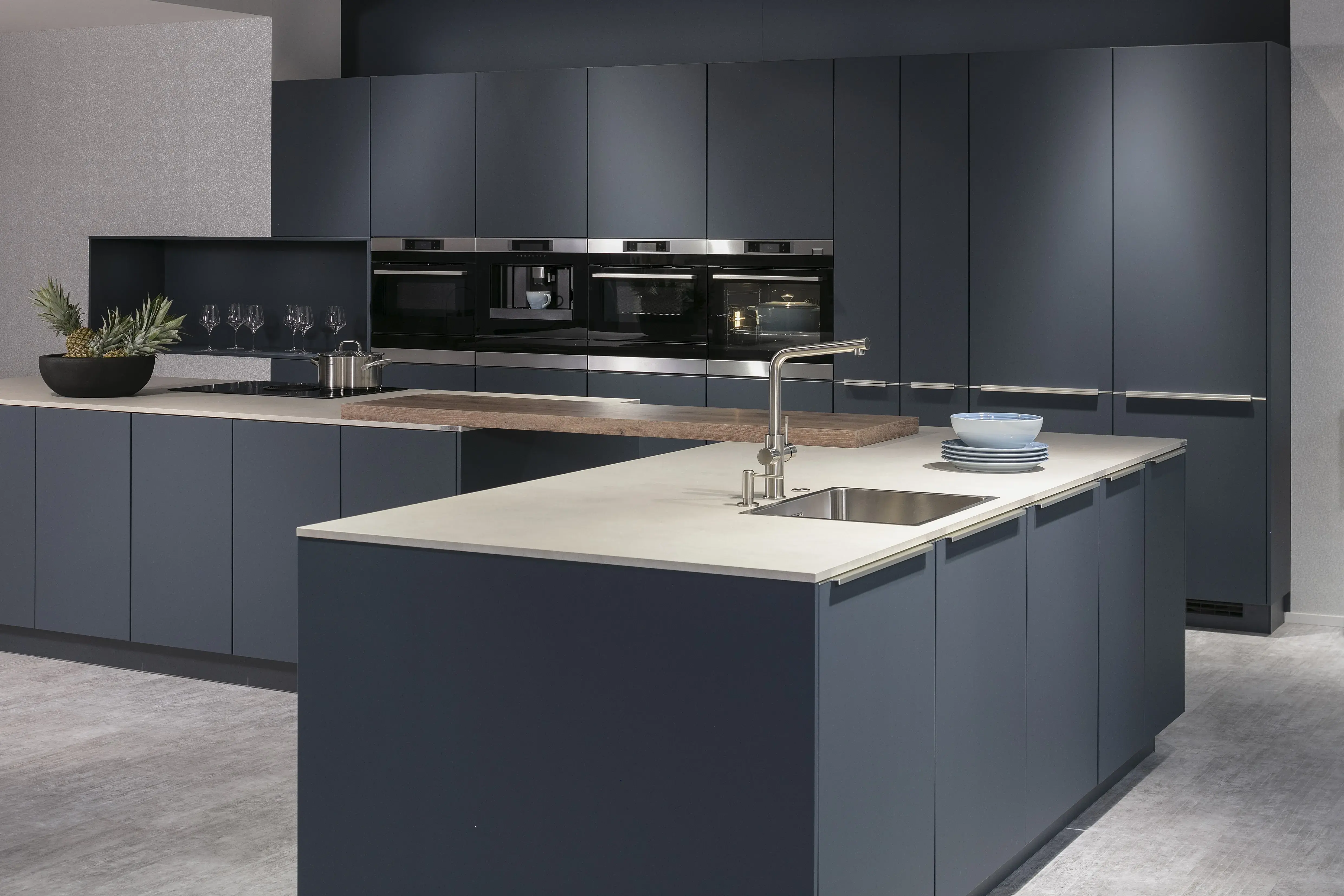 Küche von Nobilia in Fjordblau matt mit Keramik-Arbeitsplatte Sand - Gesamtaufnahme
