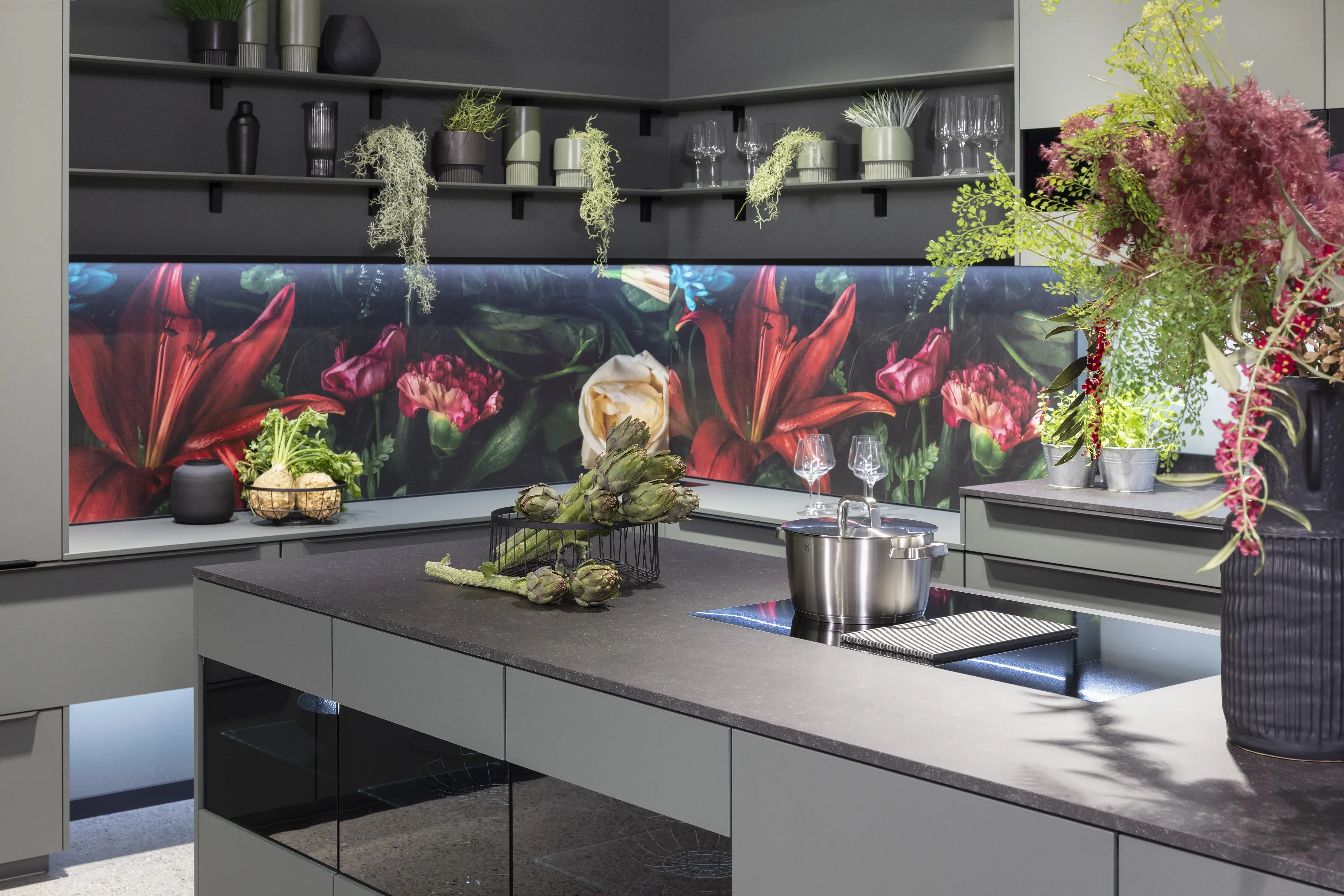 Nobilia-Küche "Iconic Flowers" - mit einer Nischenrückwand mit Blumen-Motiv