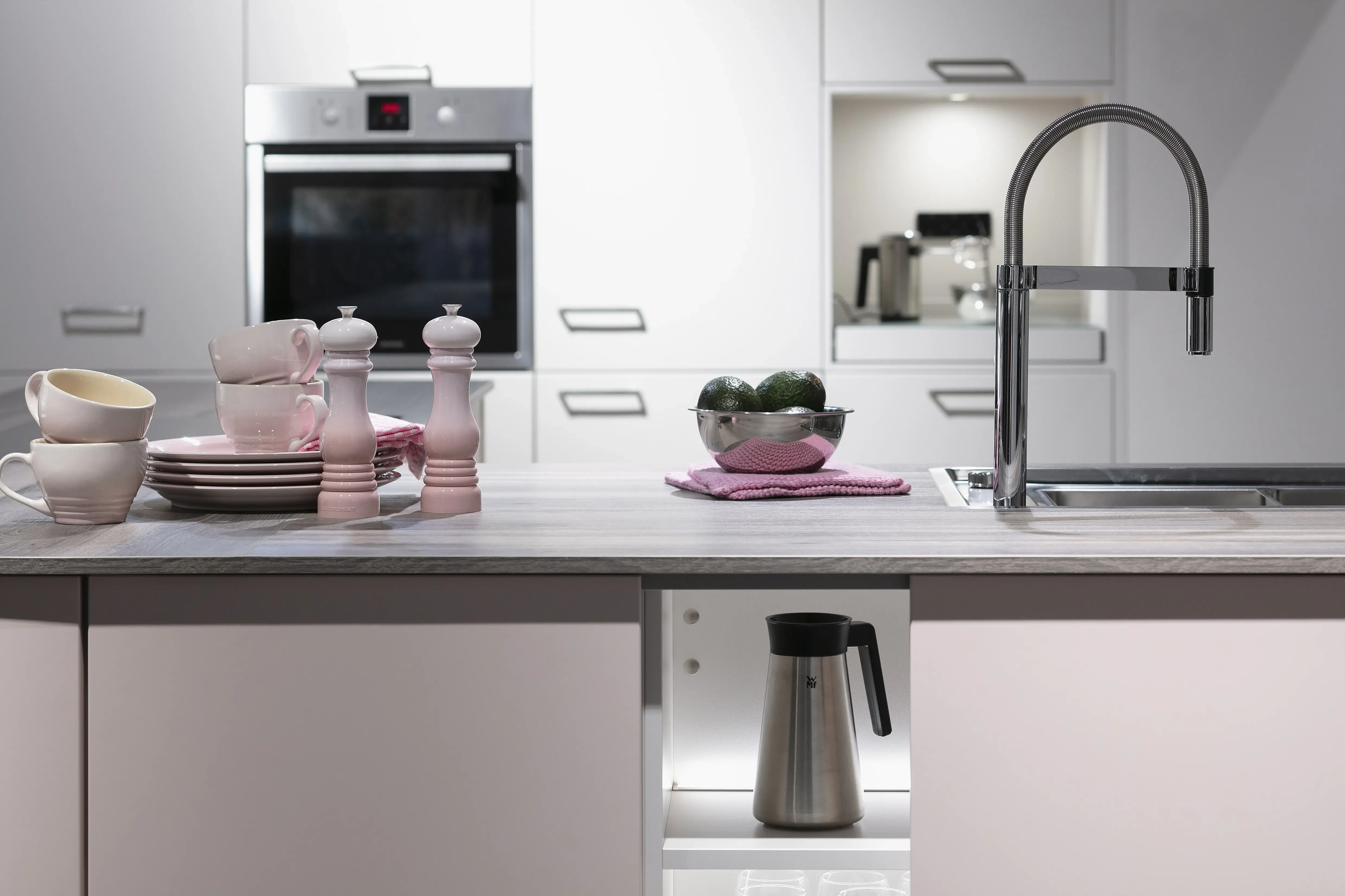 SCHÜLLER-Küche in Rosa-Muschelweiß-Satin mit extra dicker Arbeitsplatte