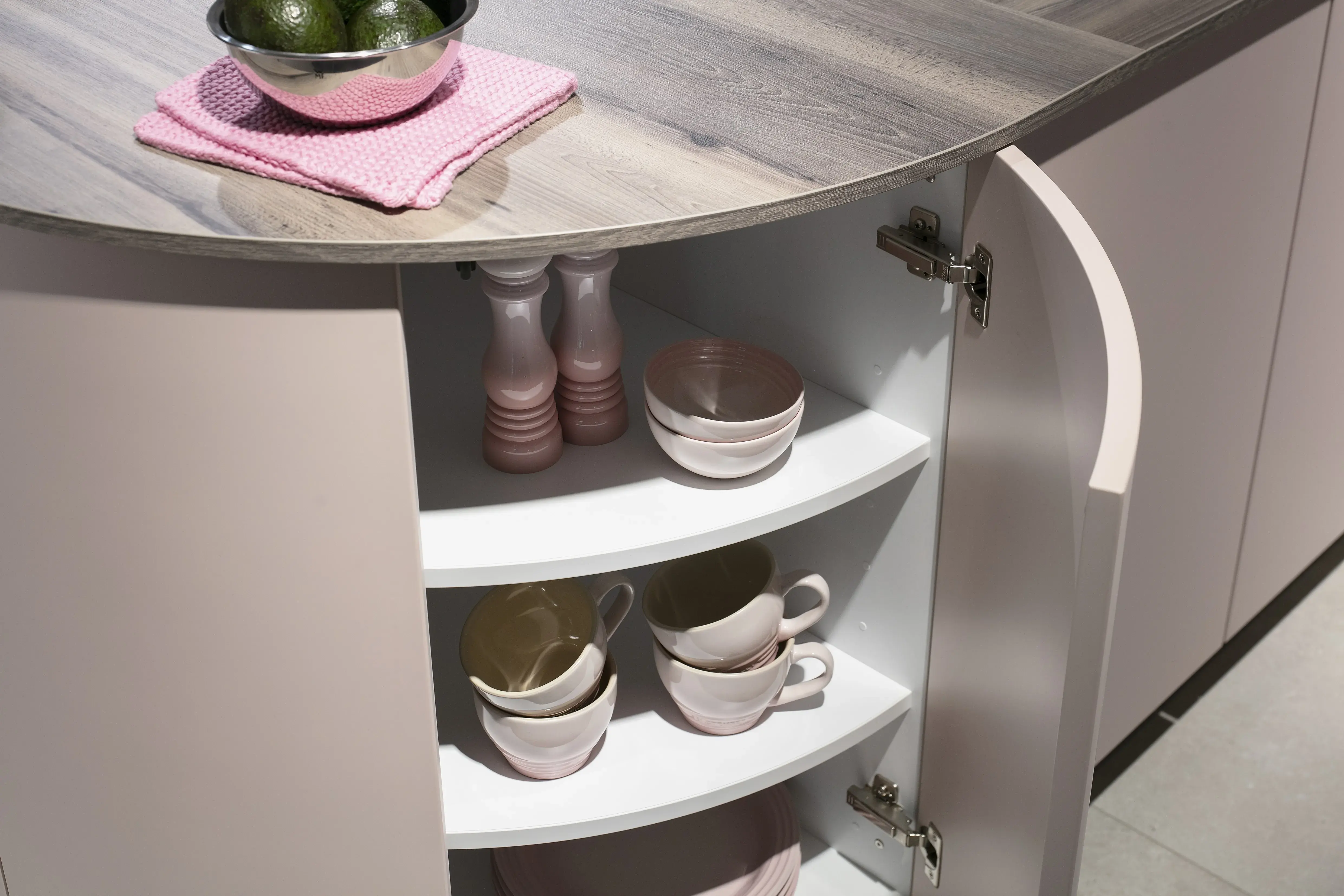 SCHÜLLER-Küche in Rosa-Muschelweiß-Satin mit runden Ecken - Schrankdetail