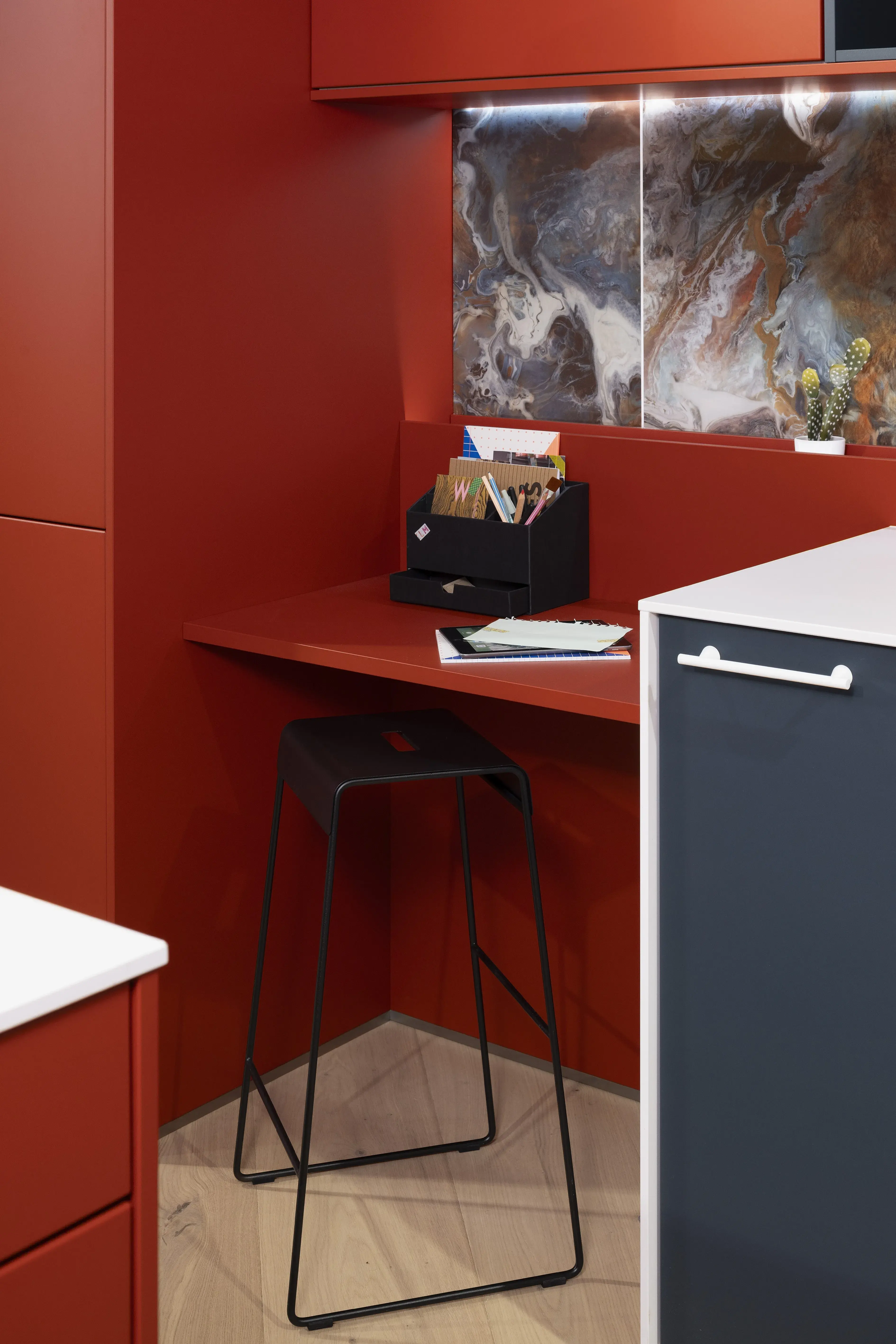 Schüller-Küche Siena in Rot-Blau-Weiß - Arbeitsplatz