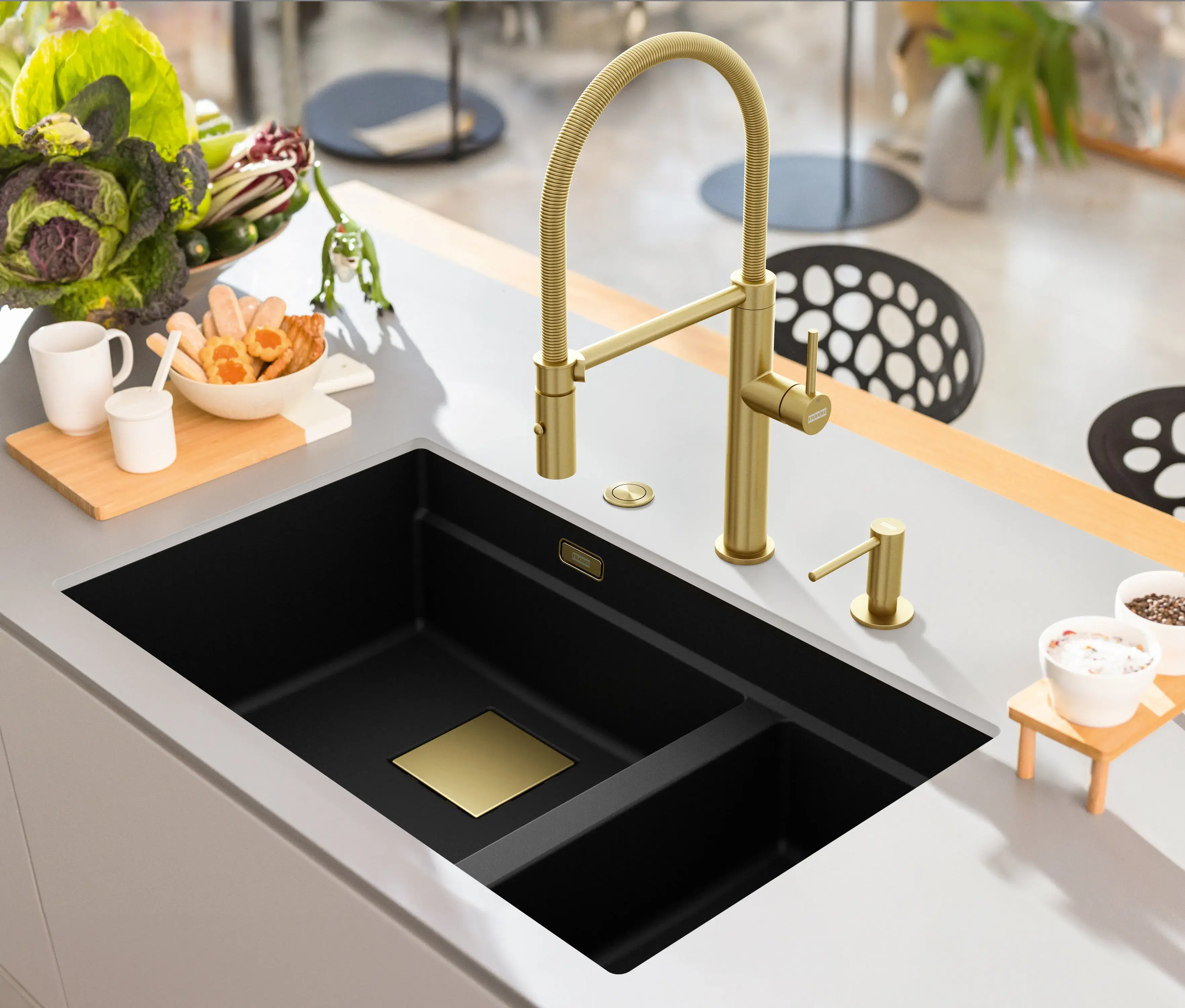 Franke Pescara Armatur Schlauchbrause gold Seifenspender schwarzes Spülbecken